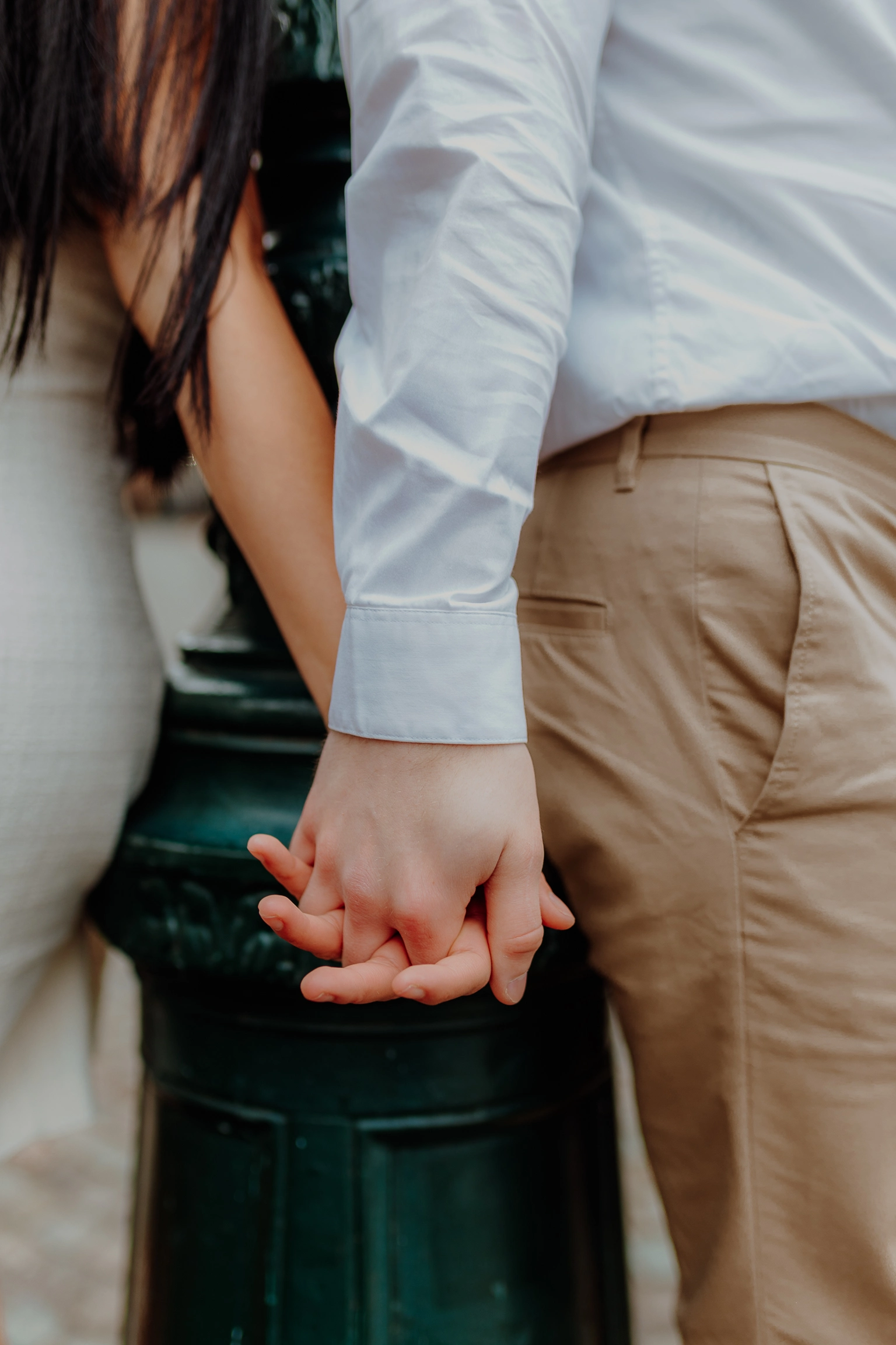 Frau allein auf dem Platz mit klassischer Laterne