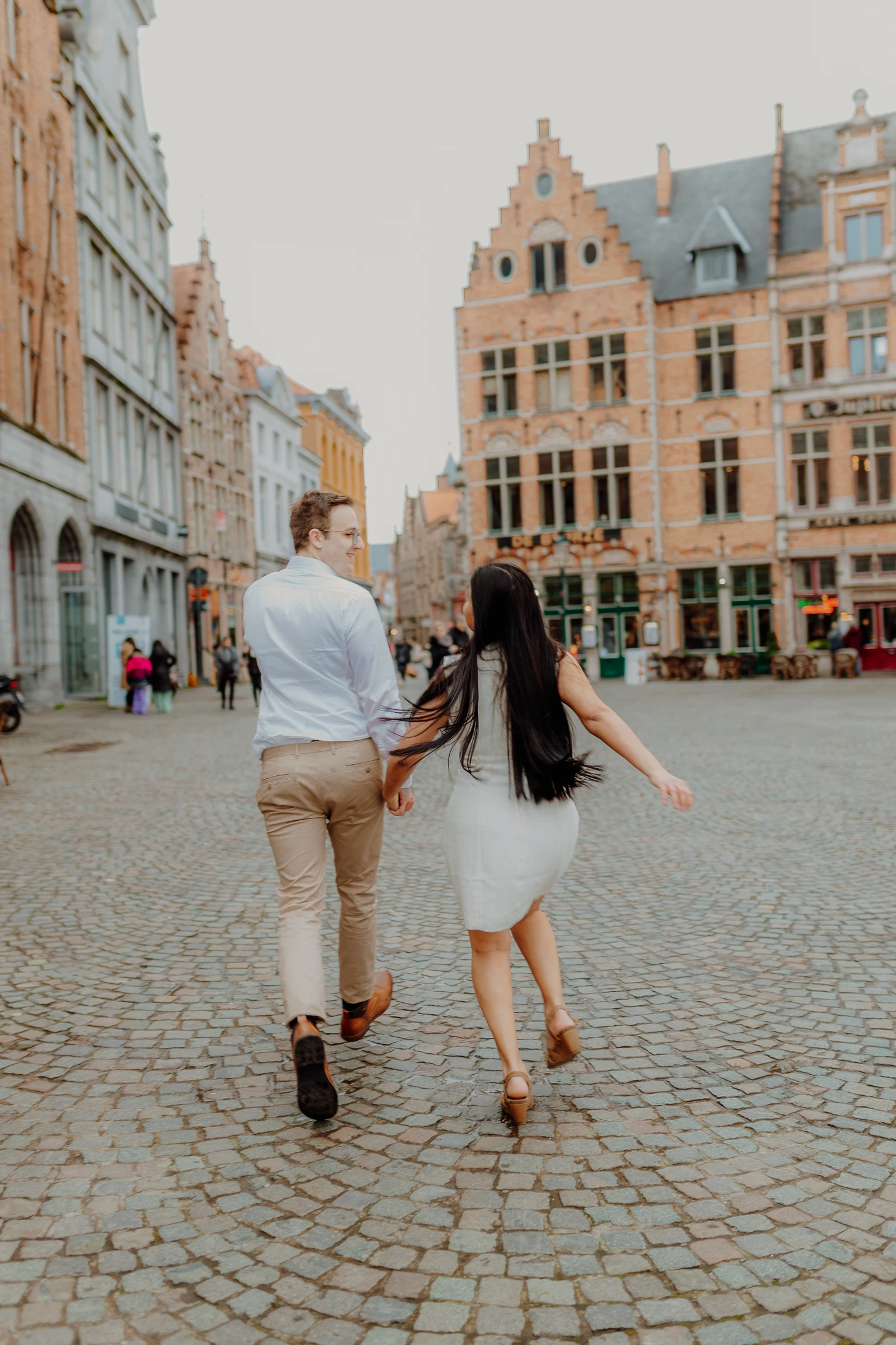 Detailaufnahme von ineinandergelegten Haenden