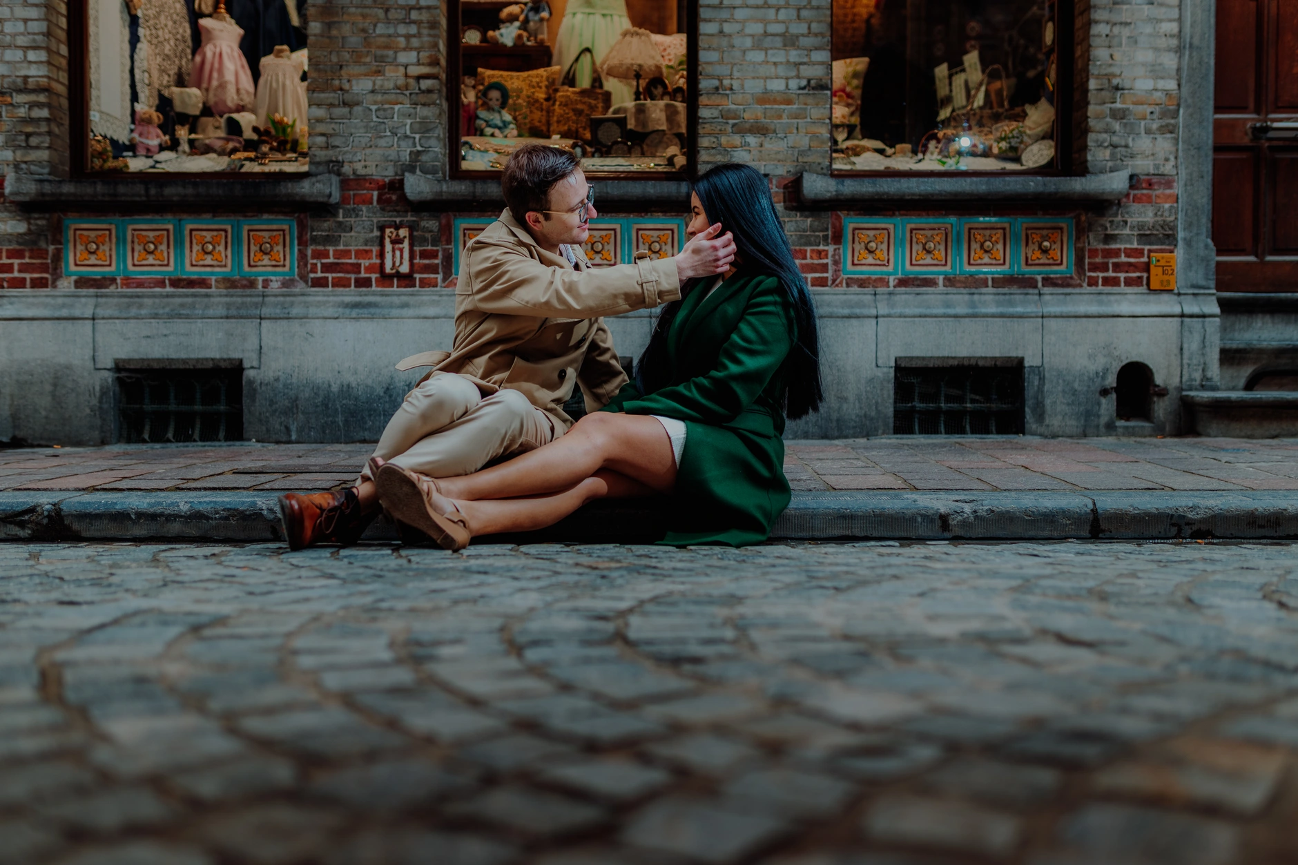 Paar bewegt sich ueber den weiten Marktplatz