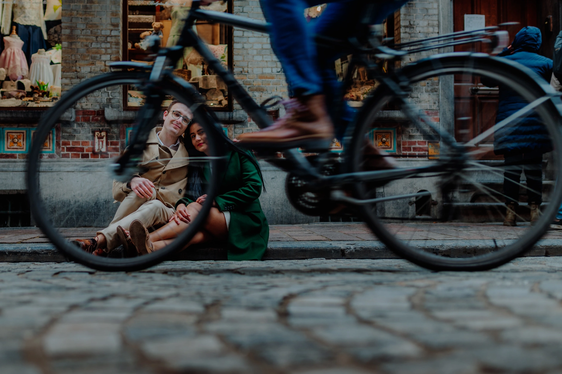 Paar sitzt entspannt an einer kunstvollen Fassade