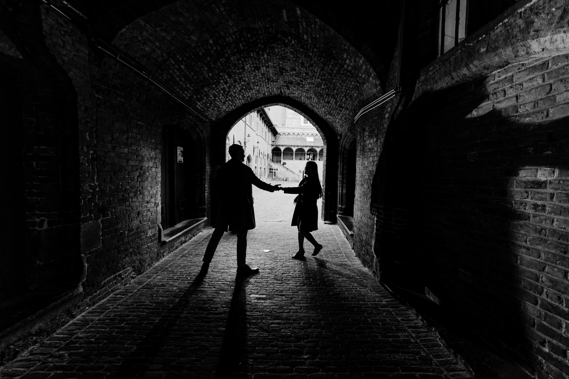 Rote Unterfuehrung mit dramatischem Licht