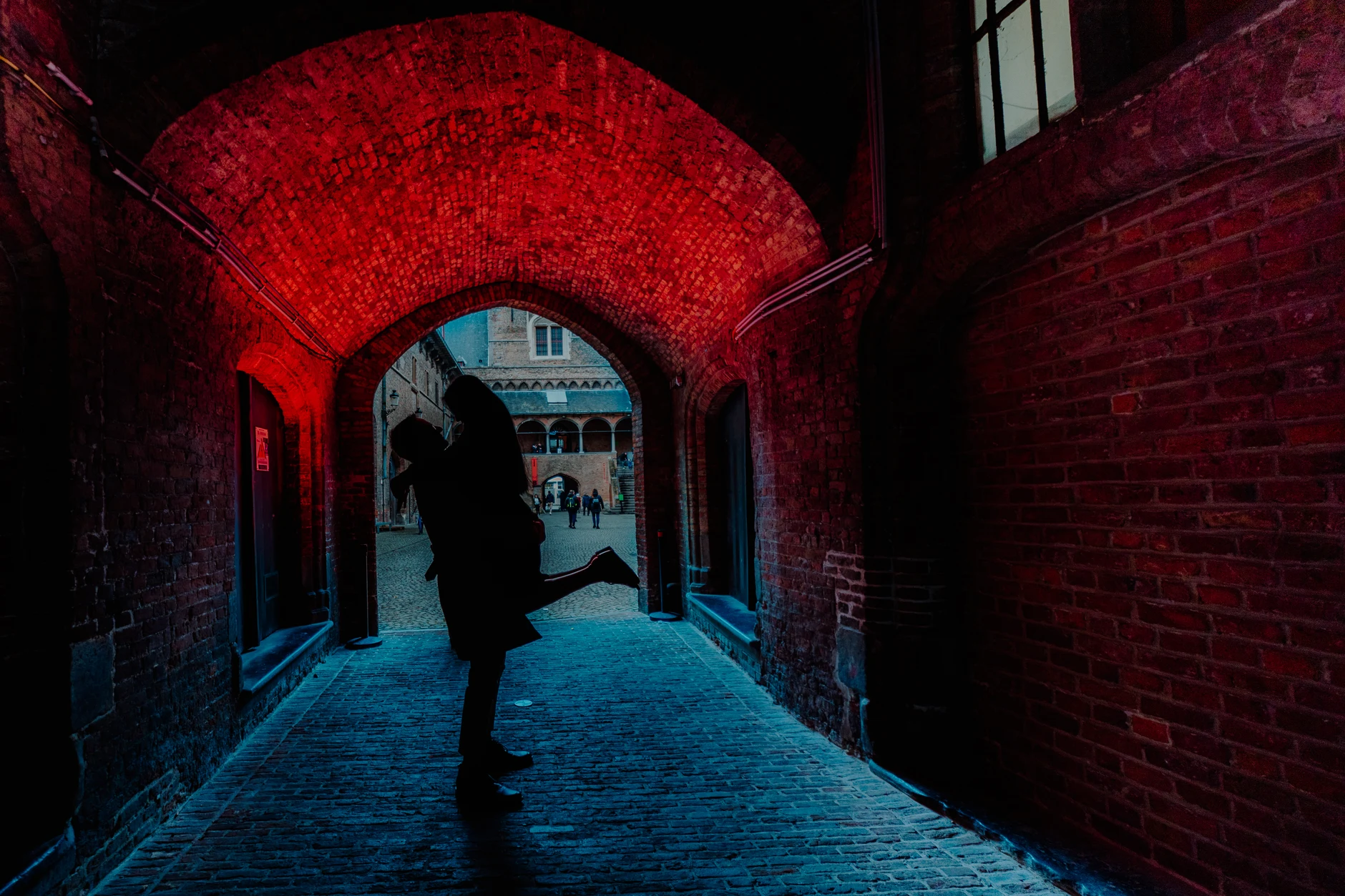 Schwarzweisse Szene unter einem dunklen Bogen