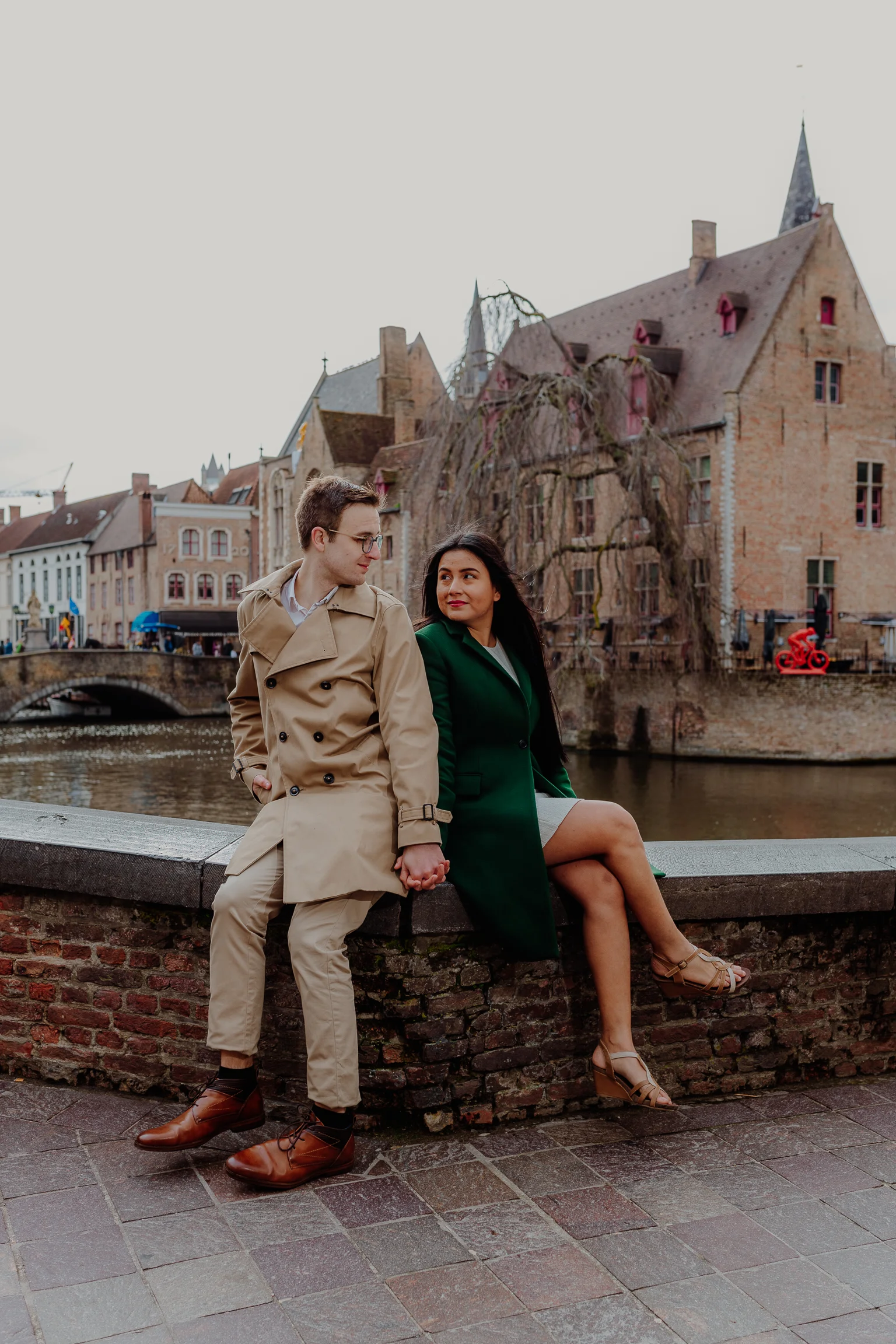 Silhouette in einem rot beleuchteten Tunnel