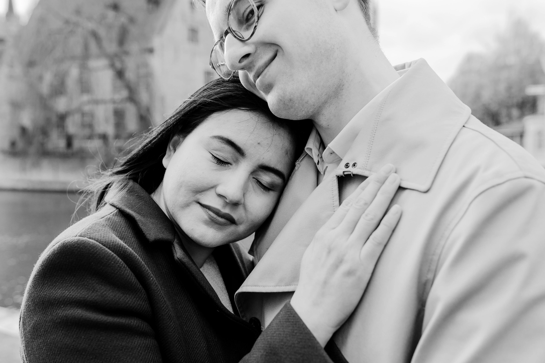 Paar in Umarmung vor Wasser und Altstadthaeusern