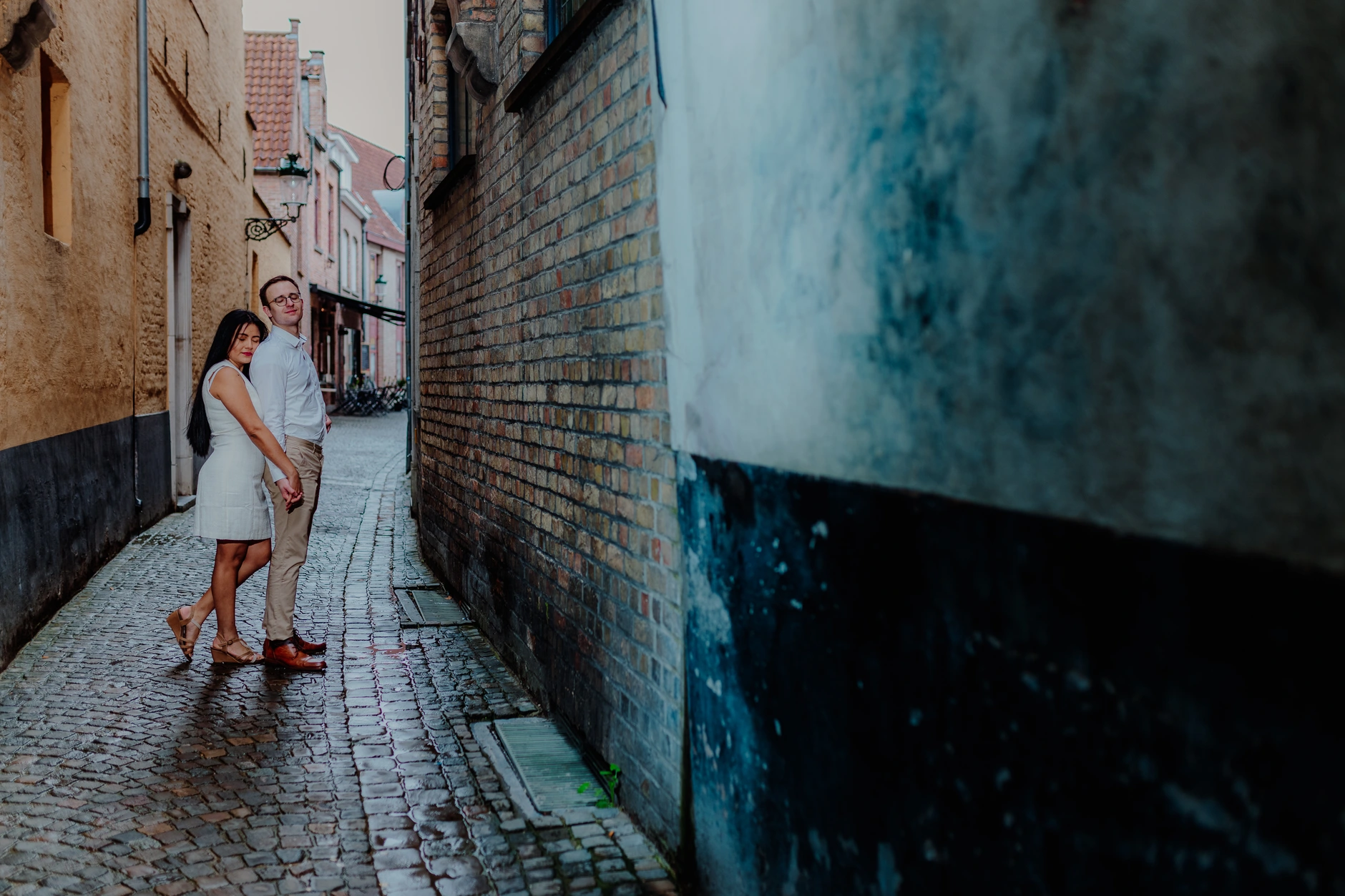 Detail der regennassen Gasse mit Kopfsteinpflaster