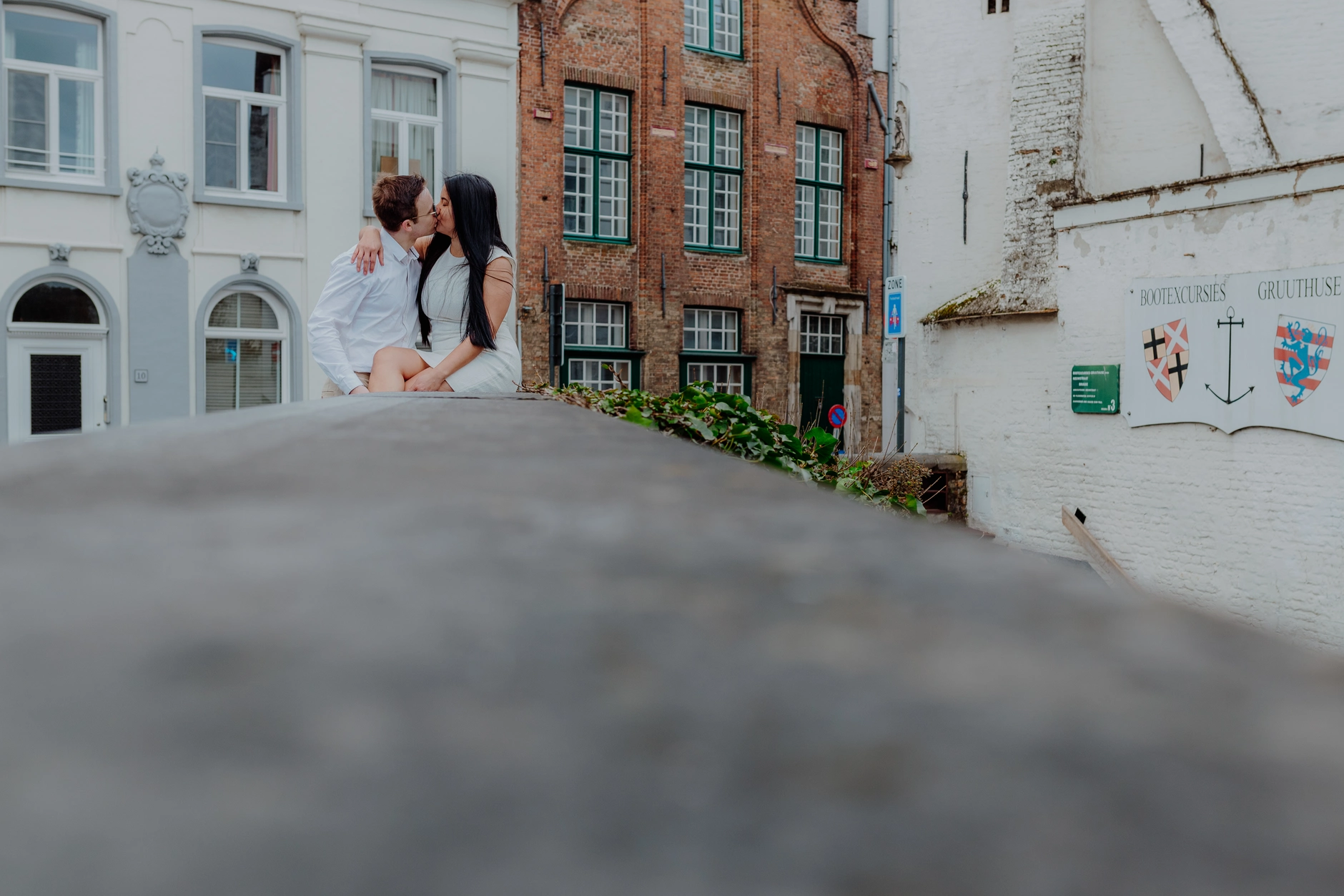 Schwarzweisser Candid-Moment in den Strassen