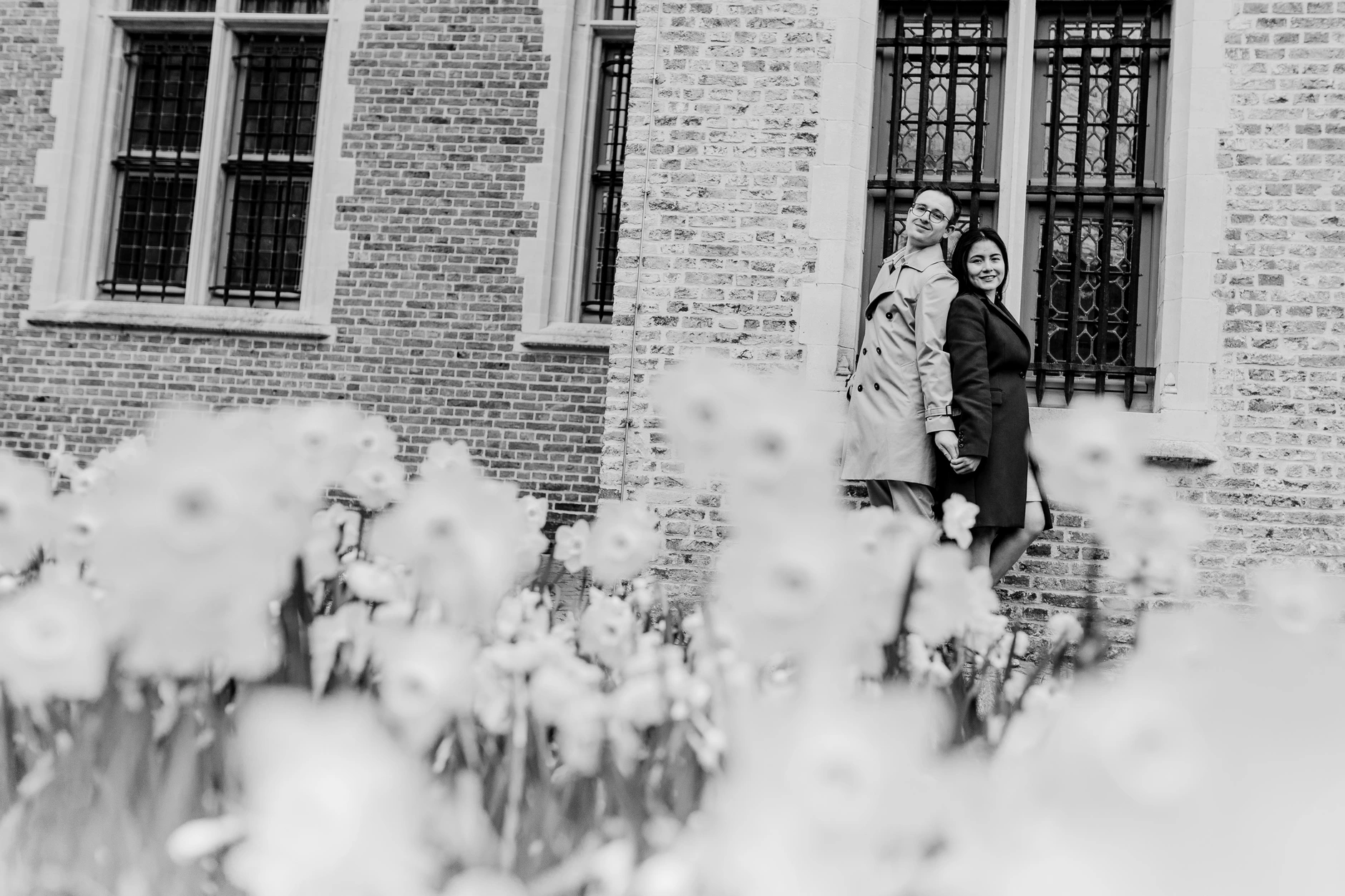 Paar zwischen Blumen und Altstadtfassaden