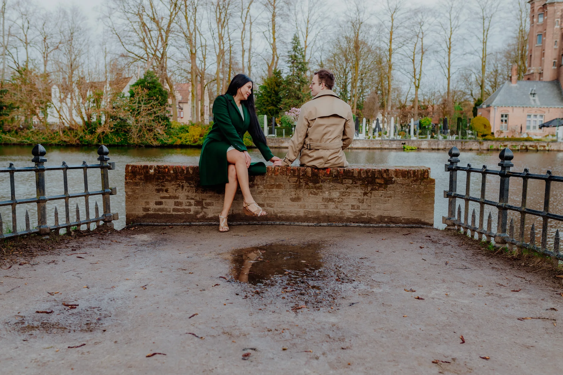 Paar am Brueckengelaender mit weiter Stadtsicht