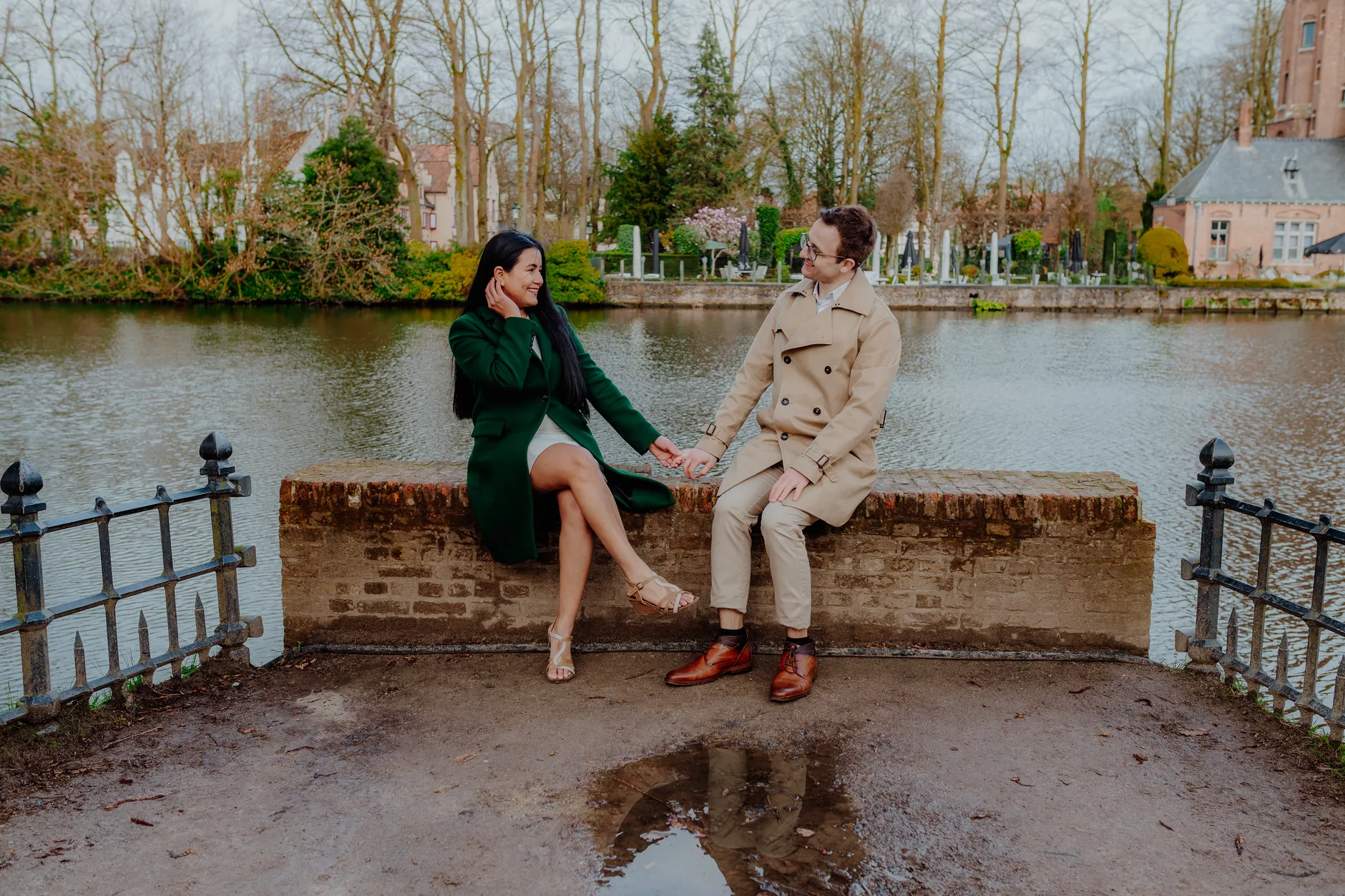 Paar auf einer Bank im kleinen Park