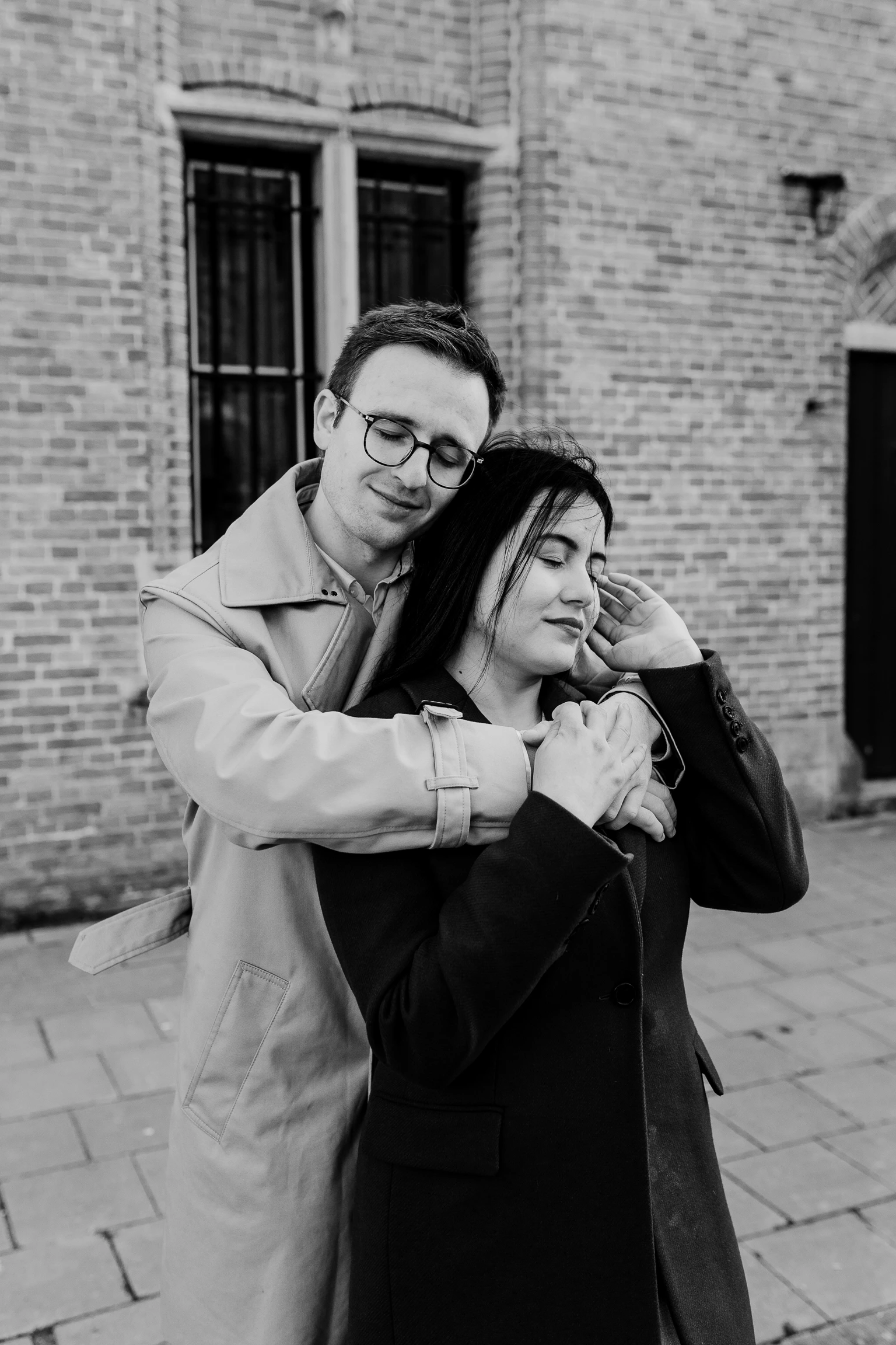 Paar unter Blueten in einer ruhigen Gruenanlage