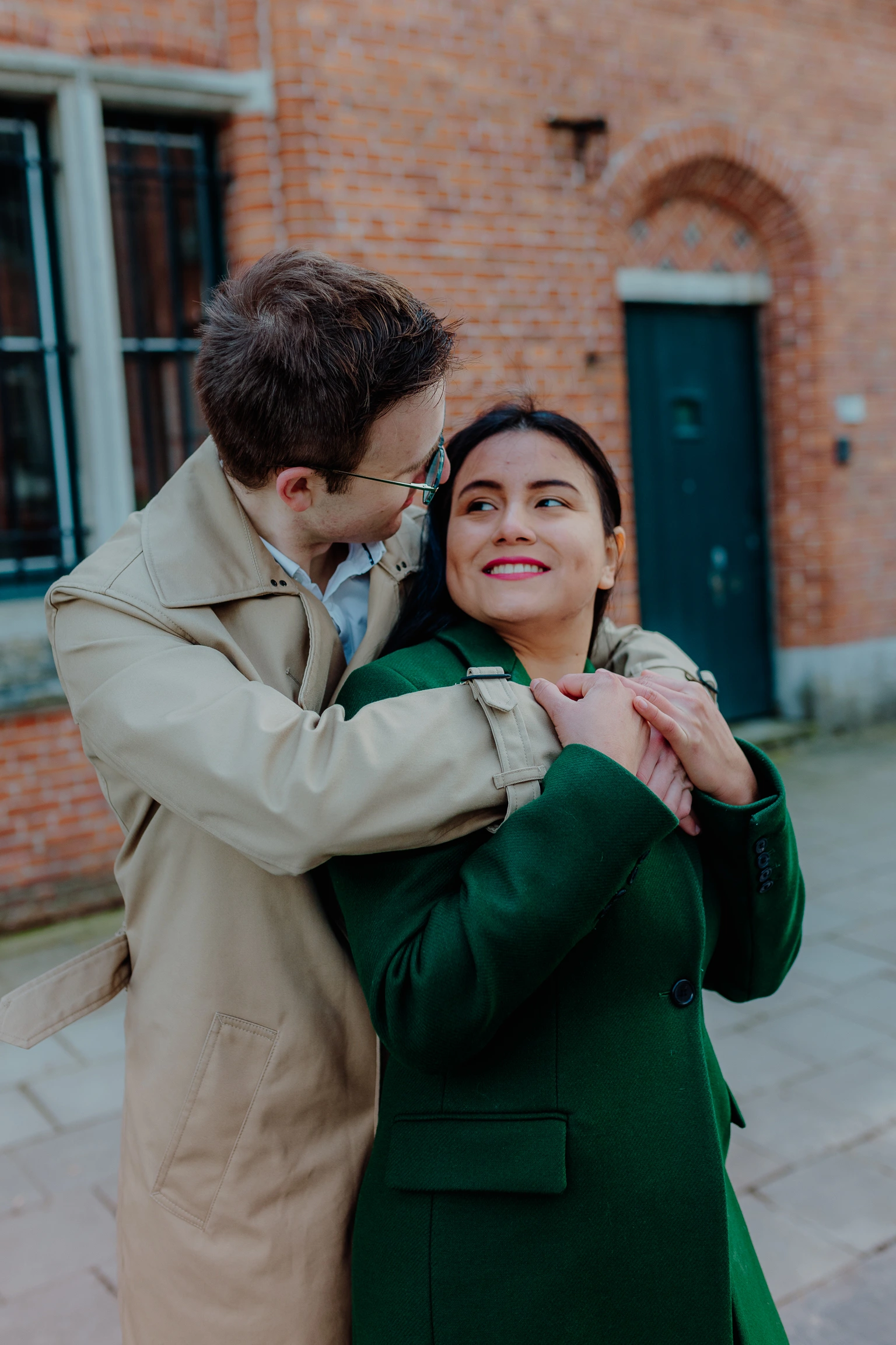 Tanzender Moment in einer engen Gasse