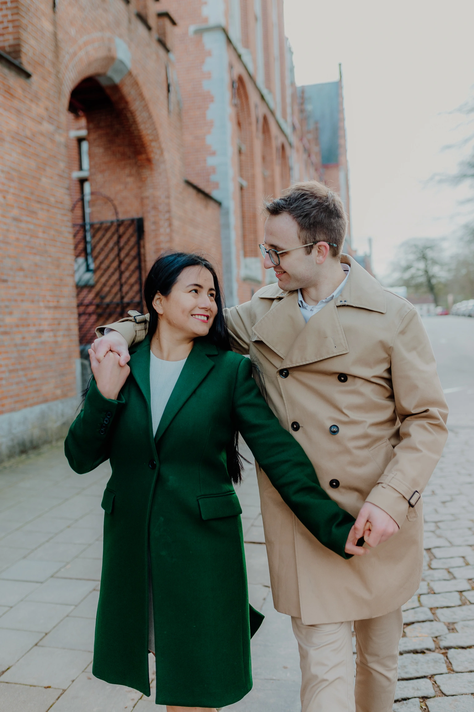 Lachendes Paarportrait mit Bewegung in Bruegge