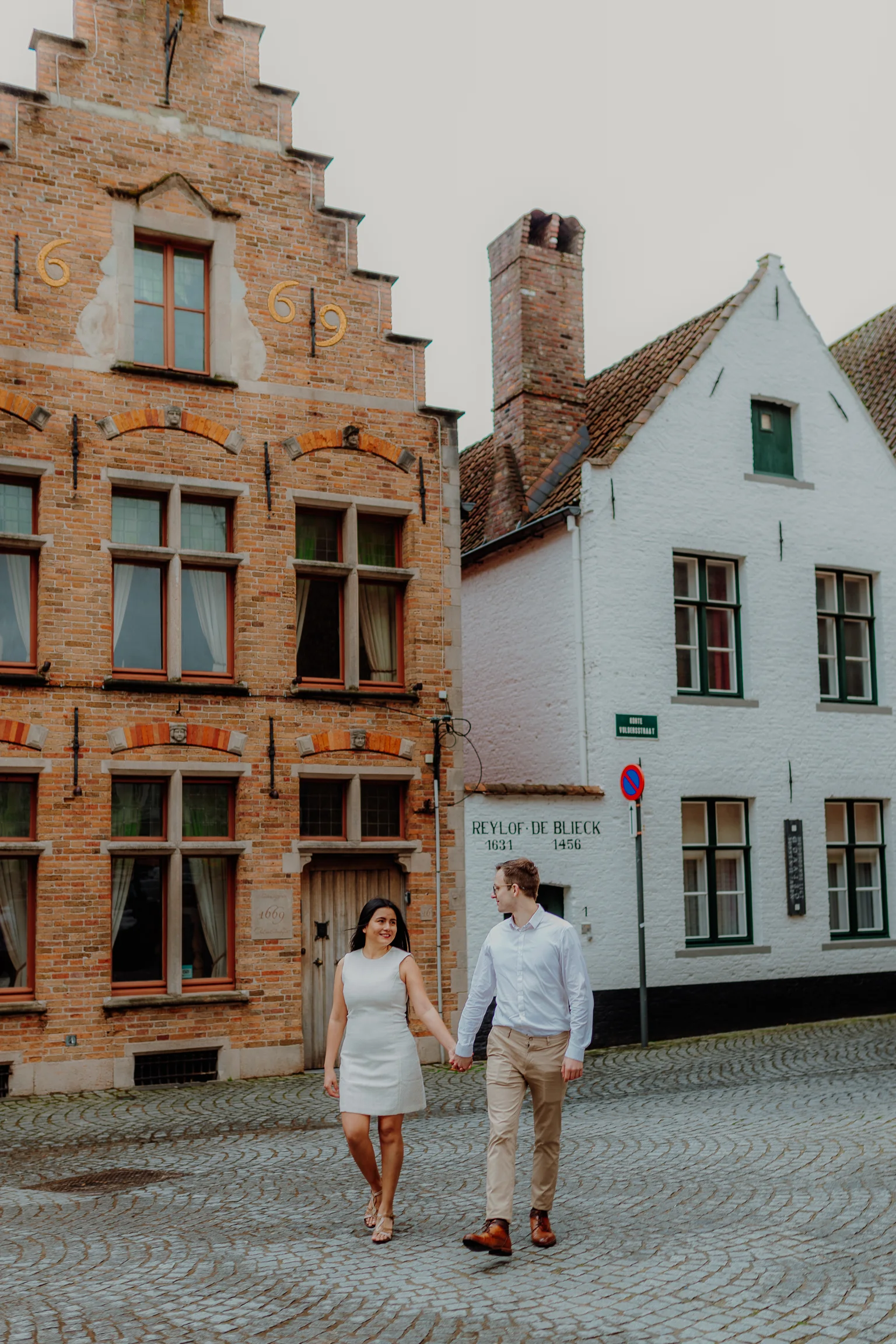 Mauerdetail einer engen Altstadtgasse in Bruegge