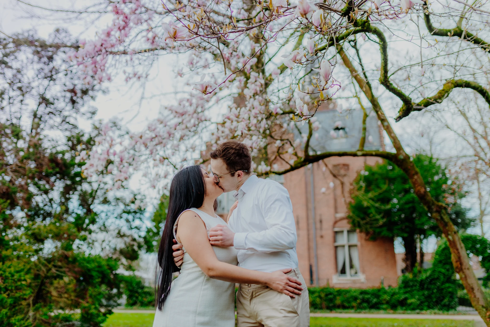 Finale Aufnahme des Paares im Gruenen von Bruegge
