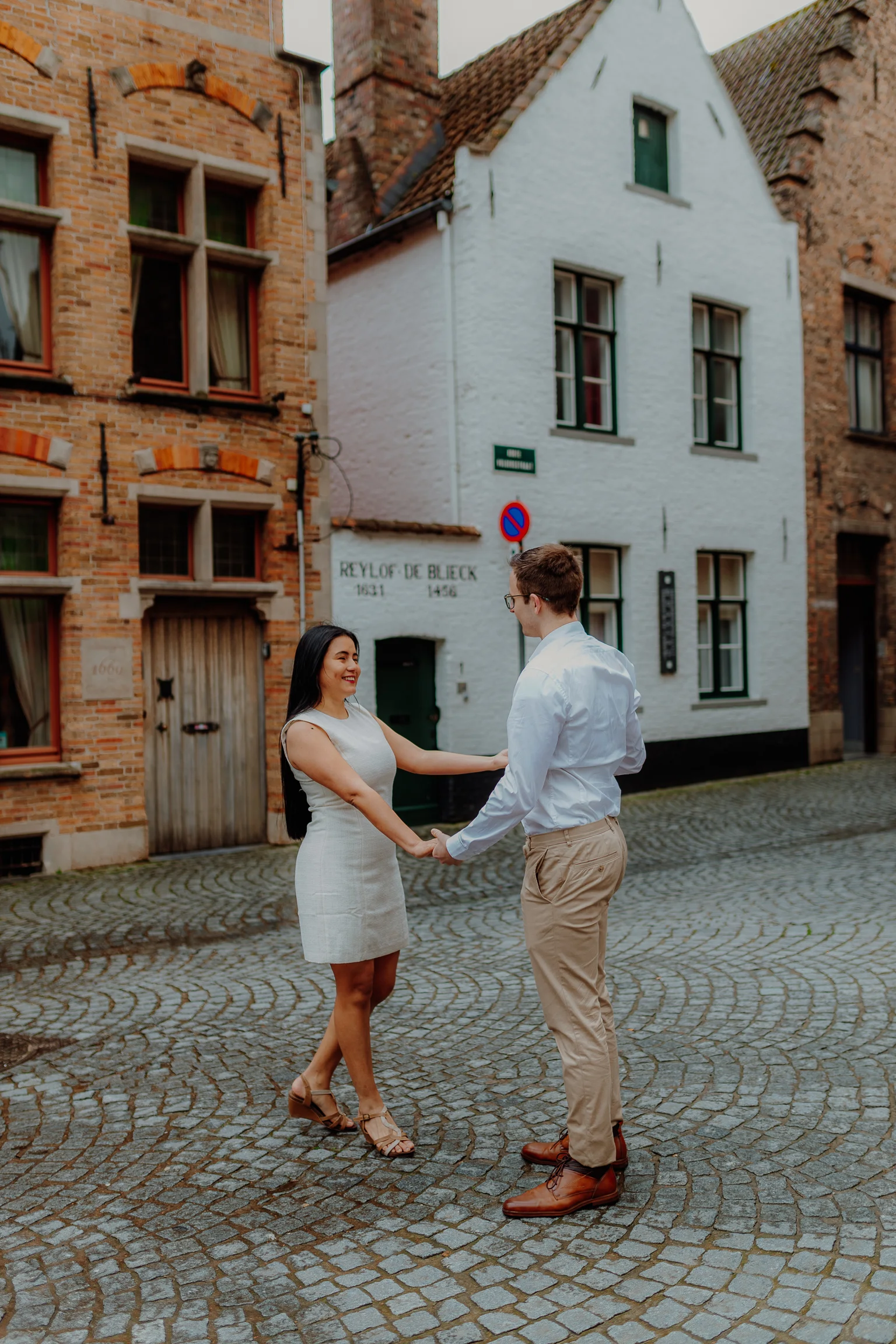 Paar geht durch einen historischen Platz der Altstadt