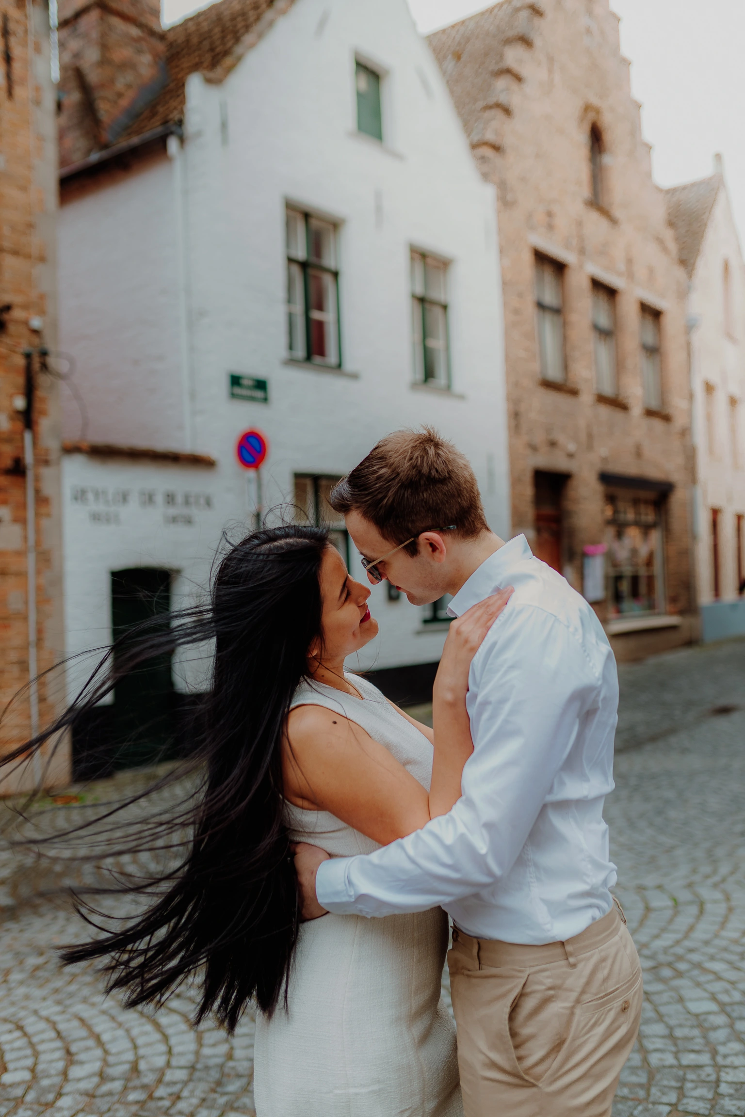 Paar vor einer roten Fassade in den Gassen von Bruegge
