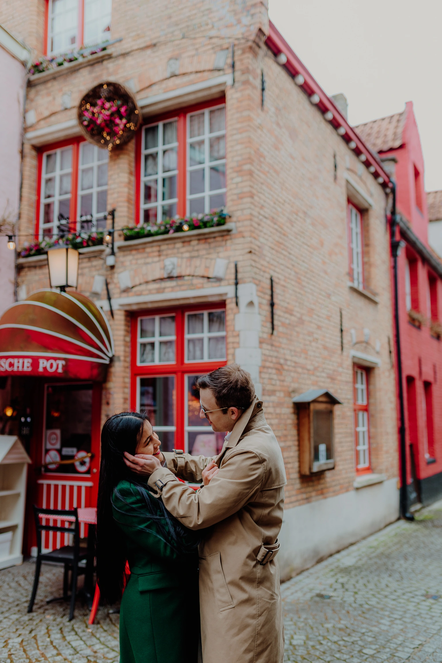Intime Umarmung in einer farbigen Altstadtstrasse