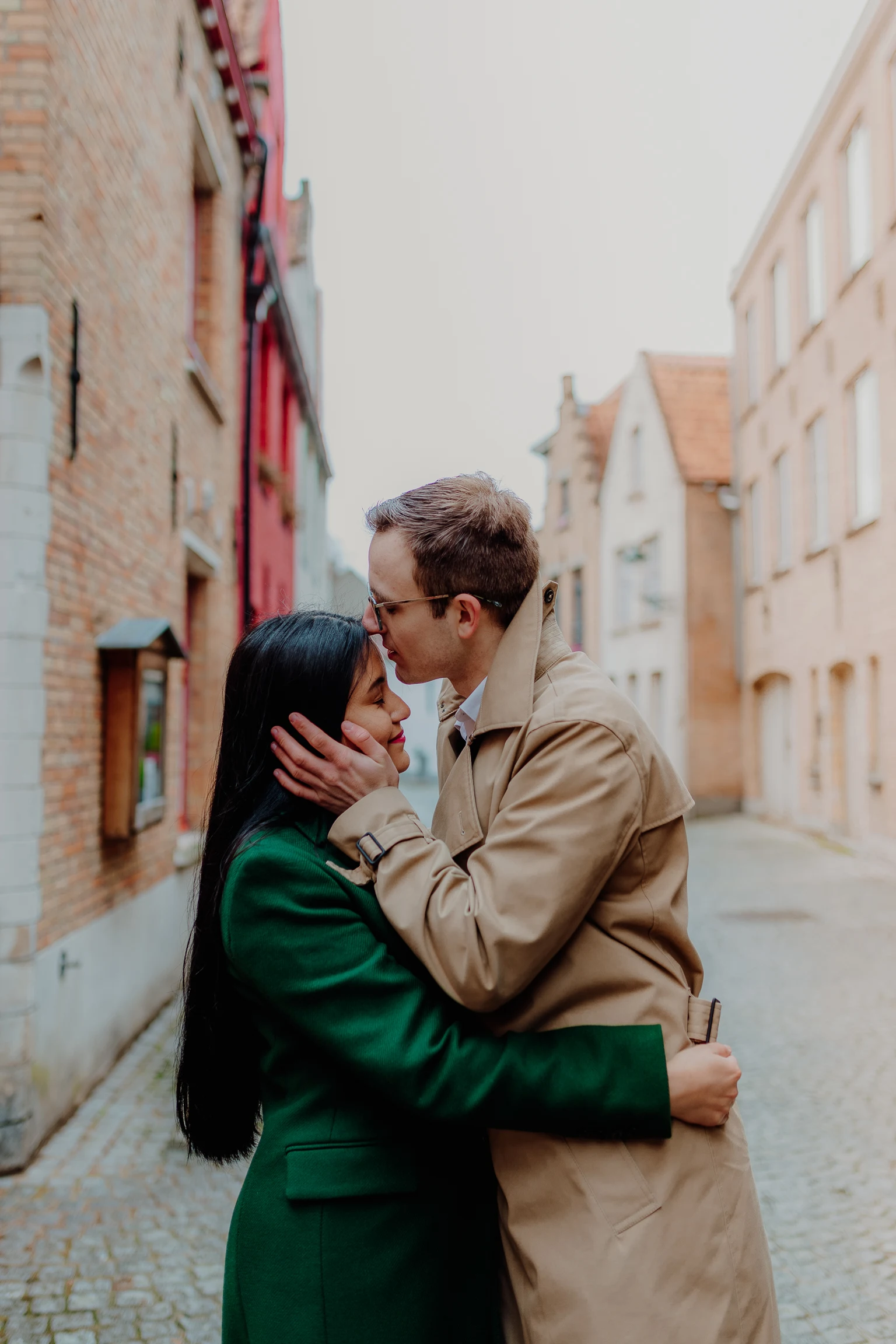 Paarportrait vor Schaufenstern und Backsteinhaeusern
