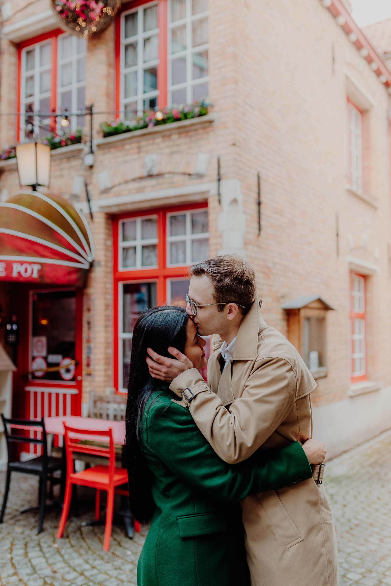 Grosses Kussportrait in einer ruhigen Gasse