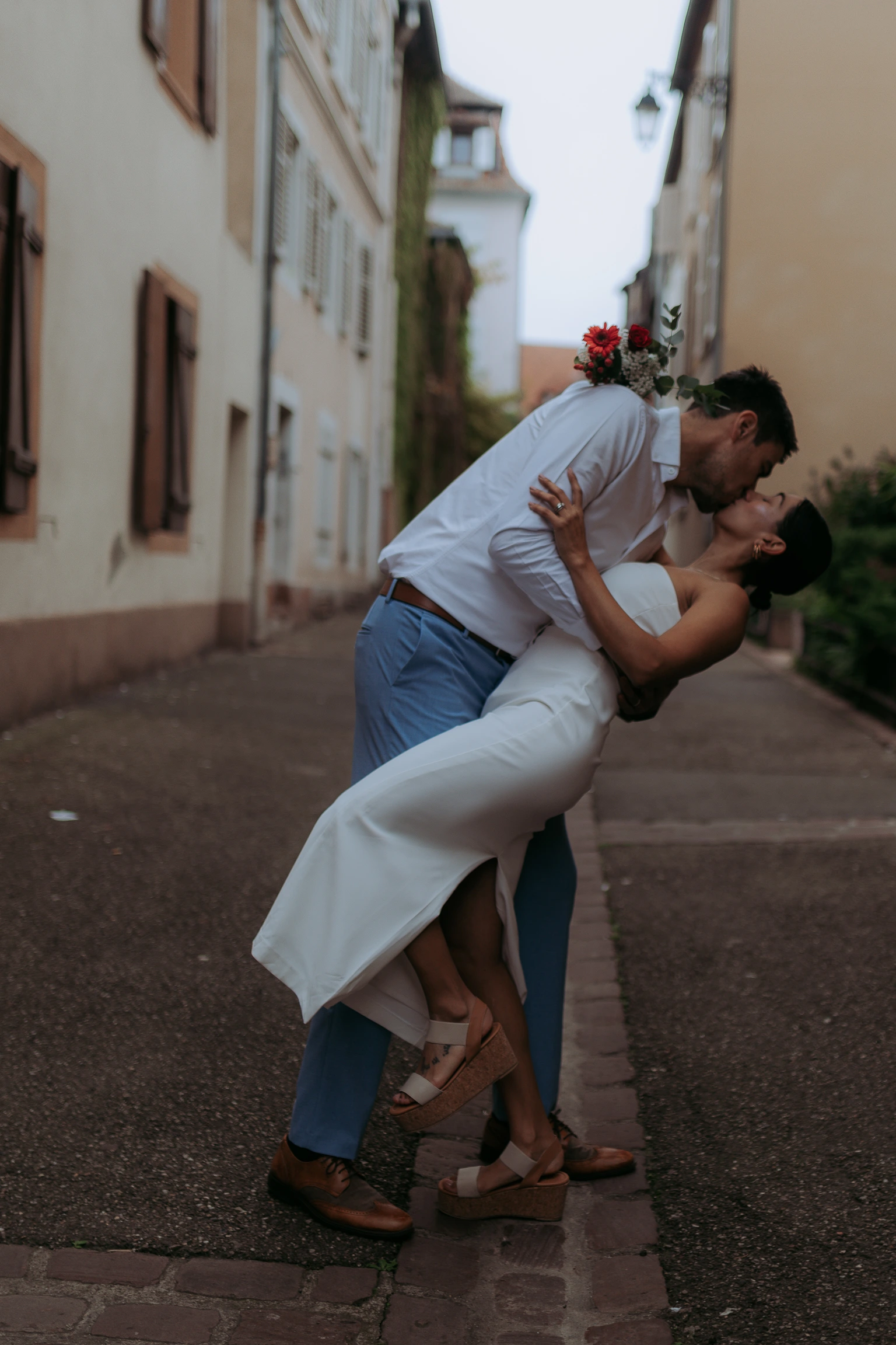 Dancing moment in the tight streets