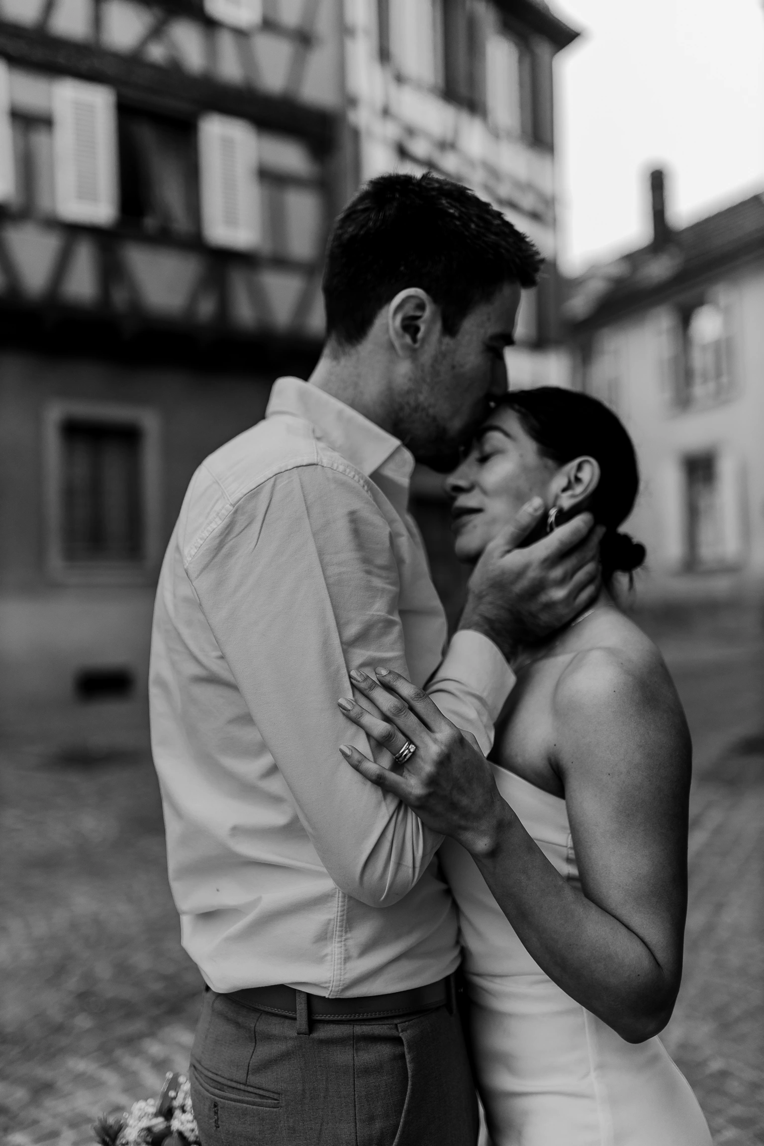 Black-and-white couple portrait in the lanes