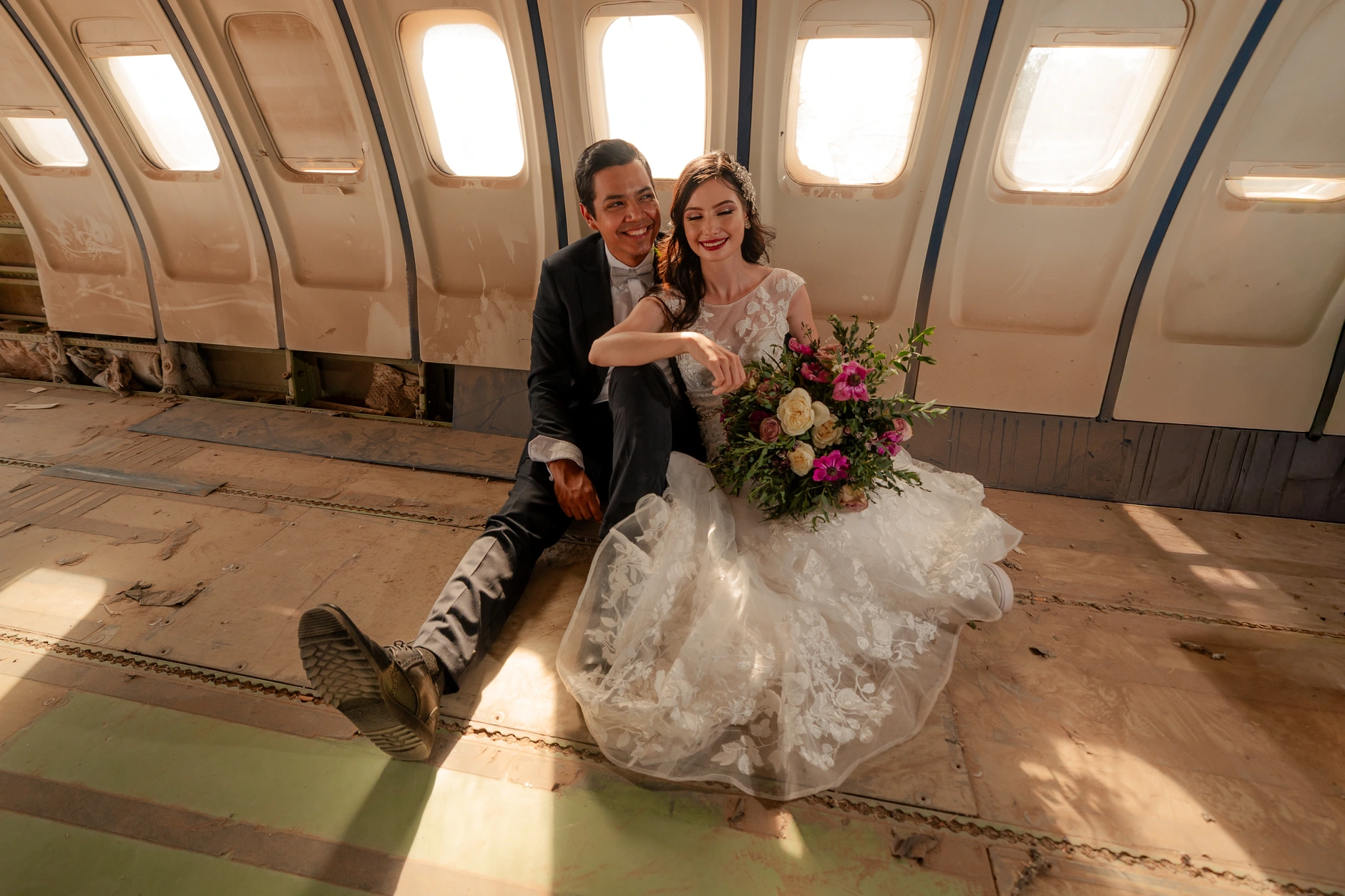 Couple photoshoot inside a vintage airplane – Rockbride Studio