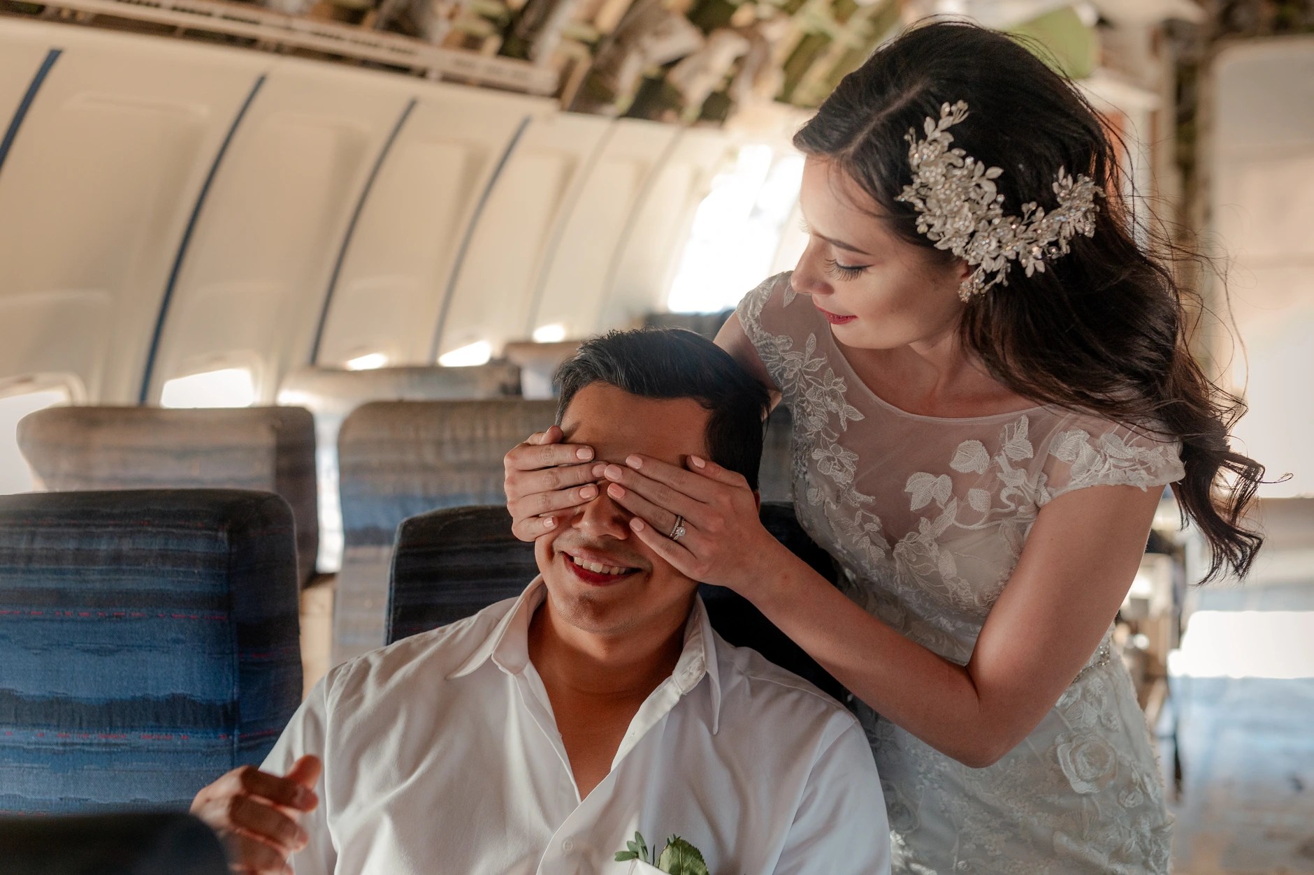 Kiss portrait with bouquet