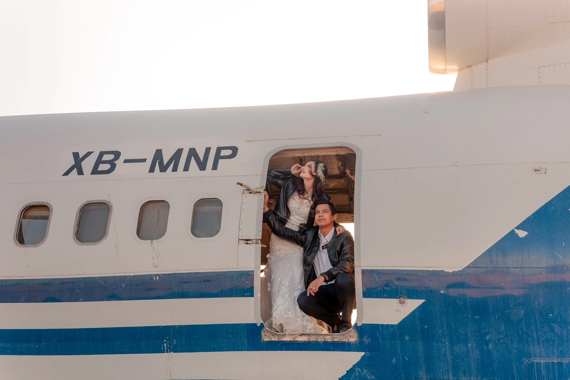 Couple in the aircraft doorway