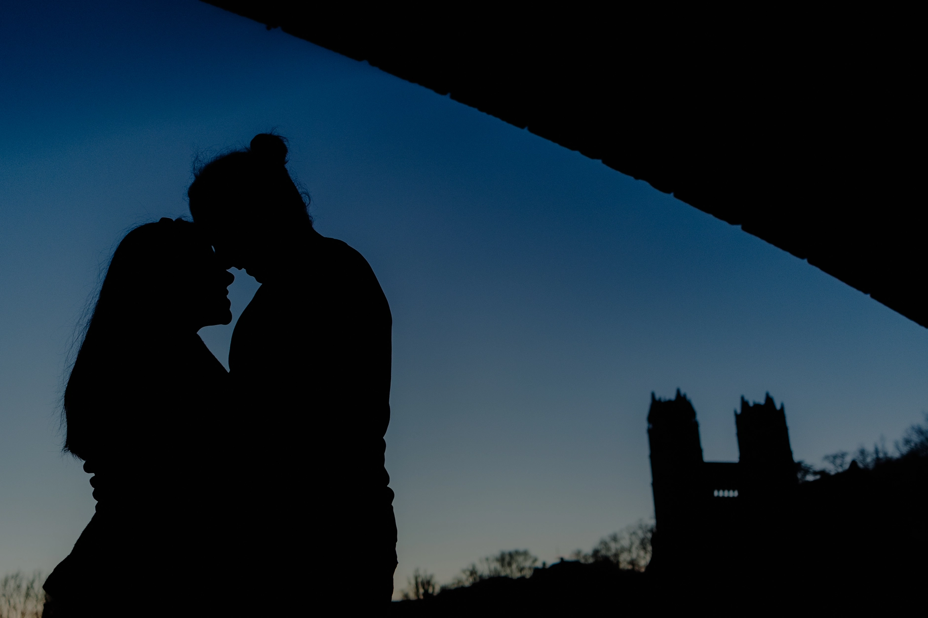 Final wide shot: couple hand in hand as the Isar flows gently past