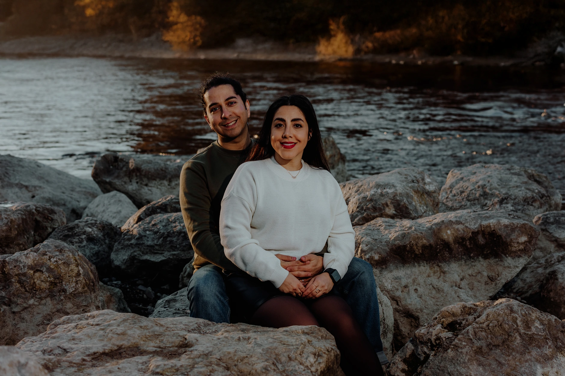 Couple portrait on the Isar stones in the evening light