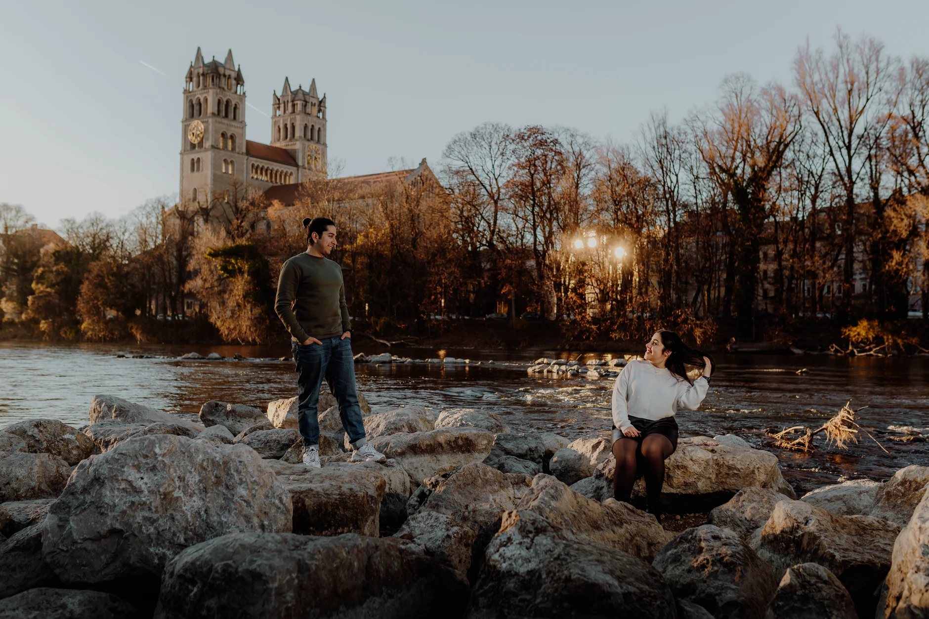 Wide shot with the Isar, rocks and city skyline