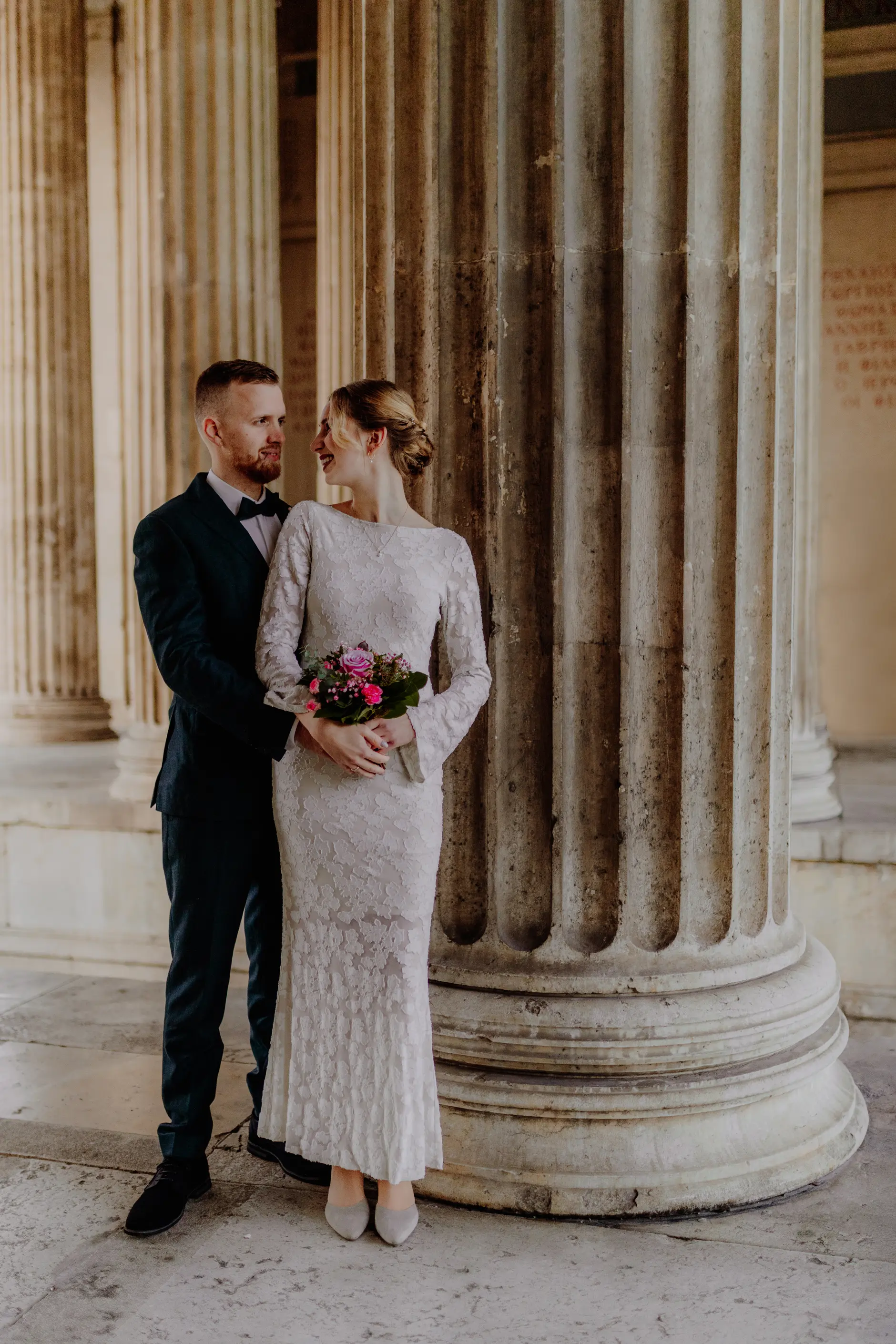 Full-body portrait of the couple at Königsplatz