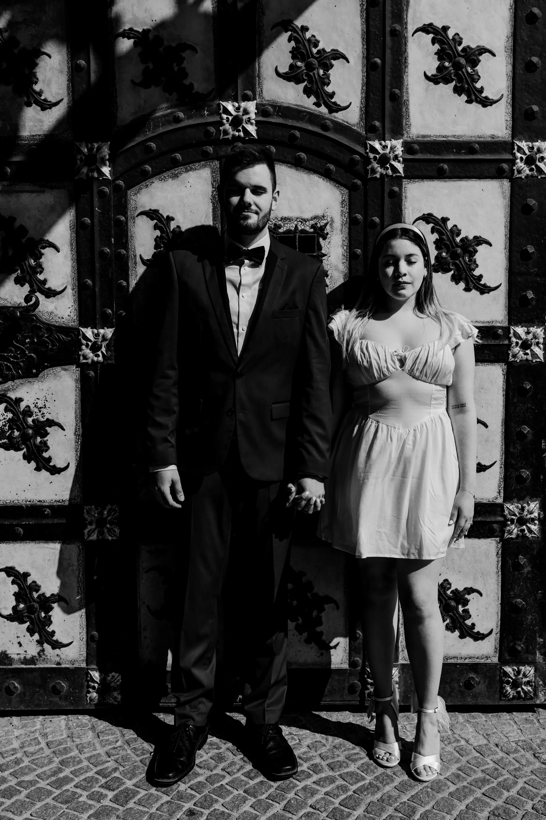 Groom portrait in monochrome under the colonnade