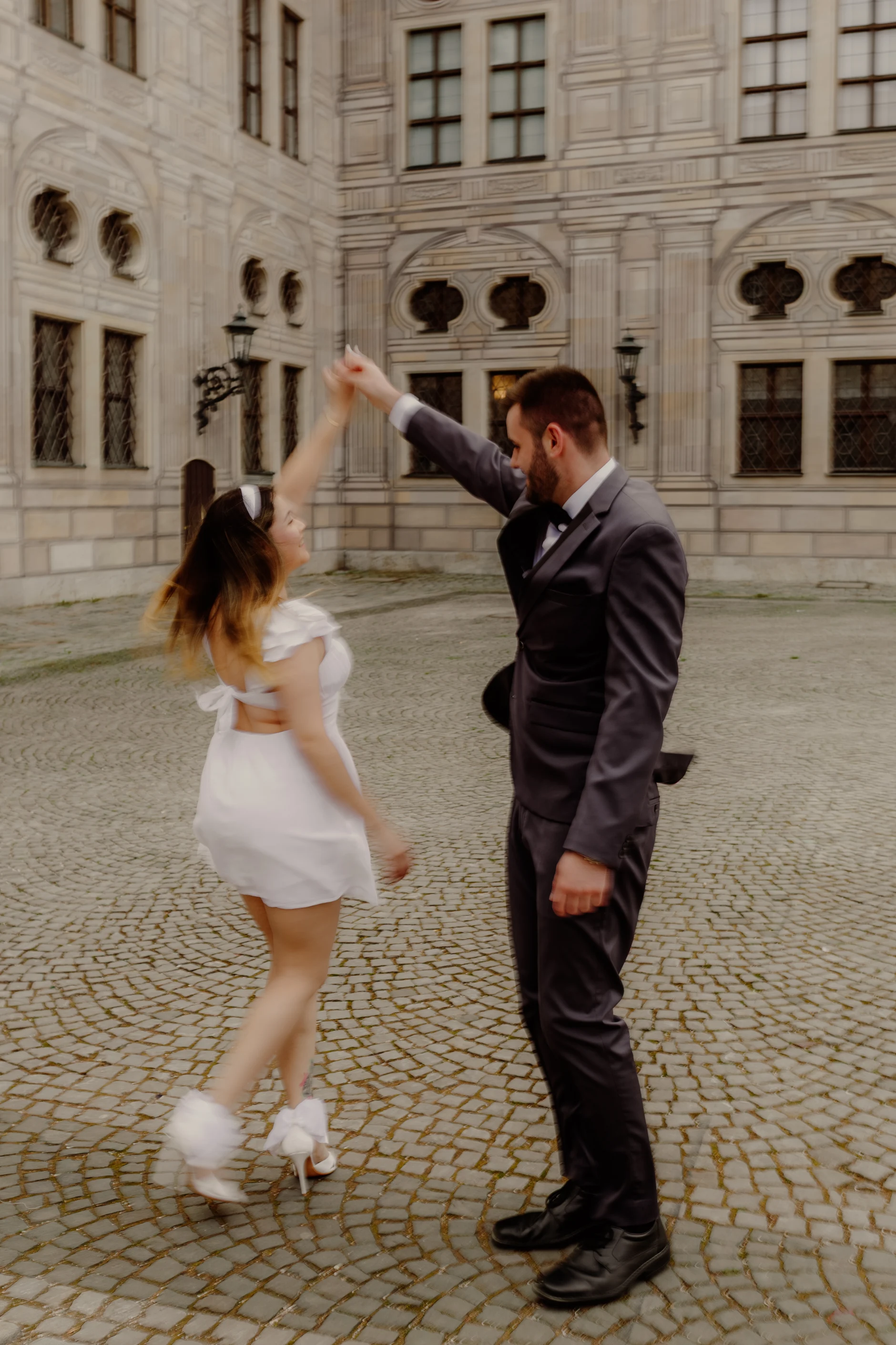 Groom carrying the bride in front of the Rathaus