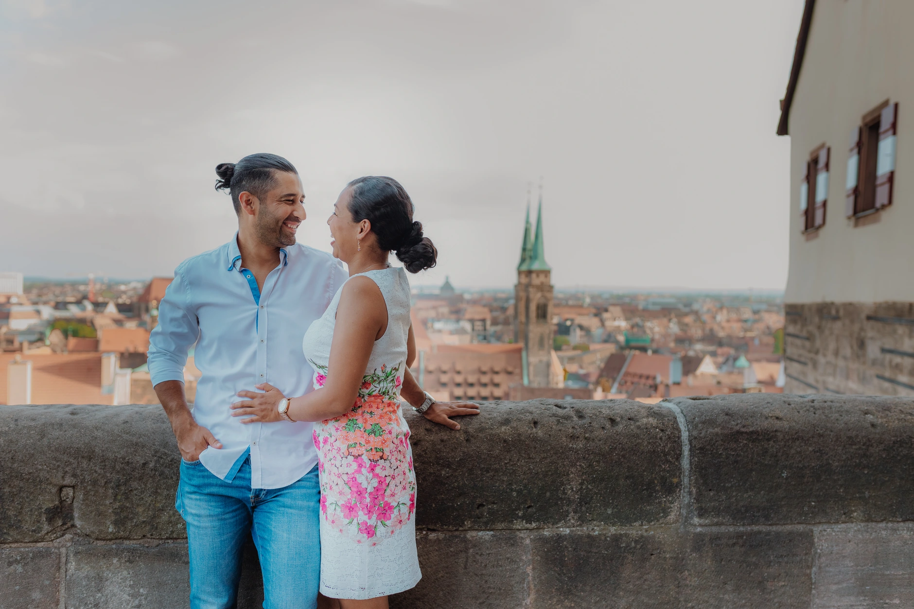 Couple with panoramic view over Nuremberg old town – couple photoshoot Nuremberg