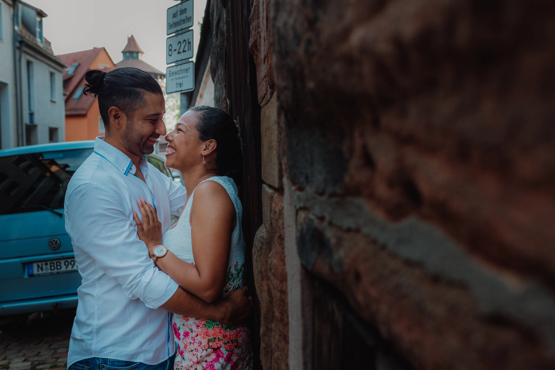 Couple portrait in front of a wooden facade in Nuremberg
