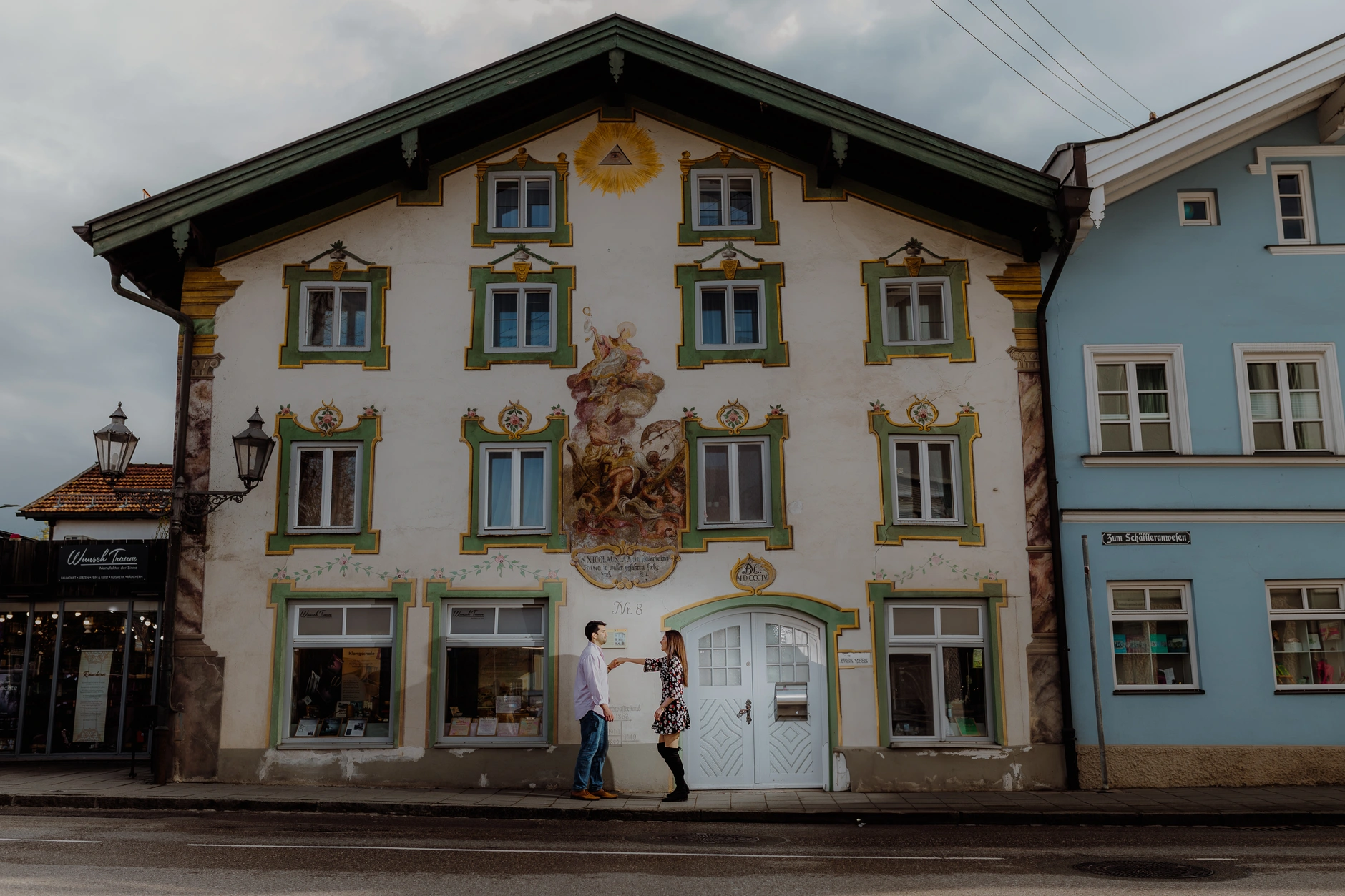 Historic building in Wolfratshausen for a couple photoshoot