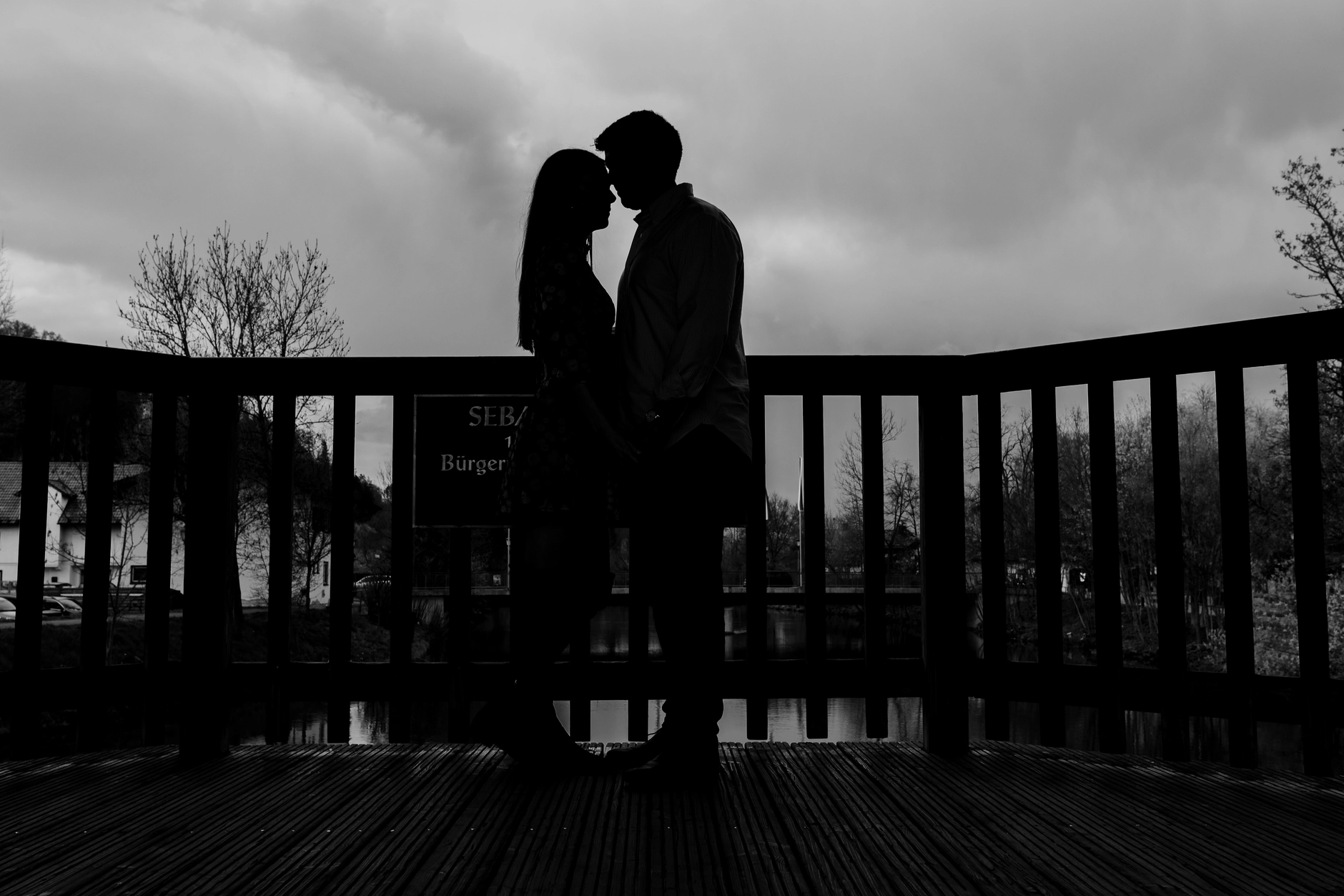 Black-and-white portrait on the pedestrian bridge in Wolfratshausen