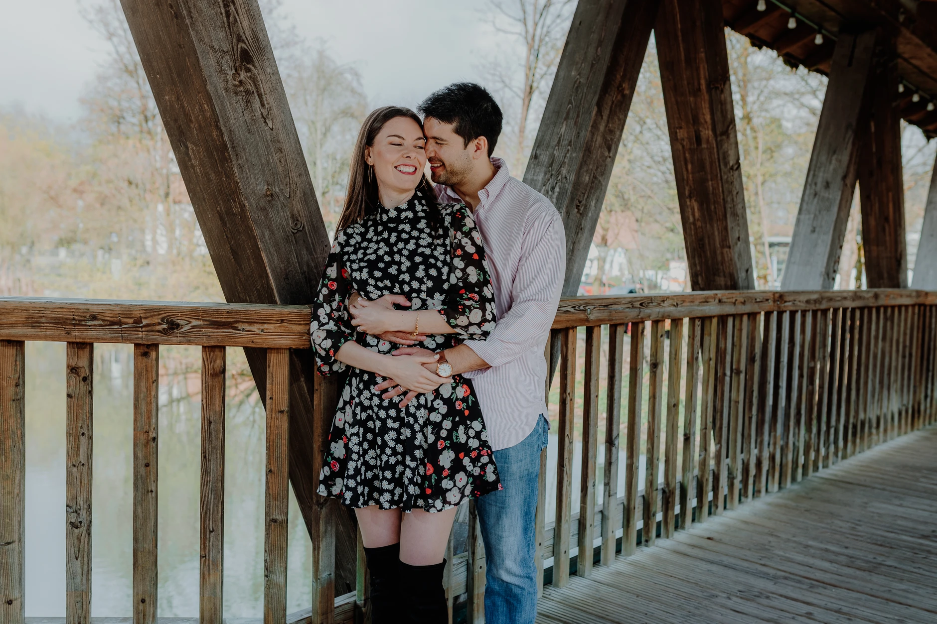 Couple portrait on the bridge in Wolfratshausen