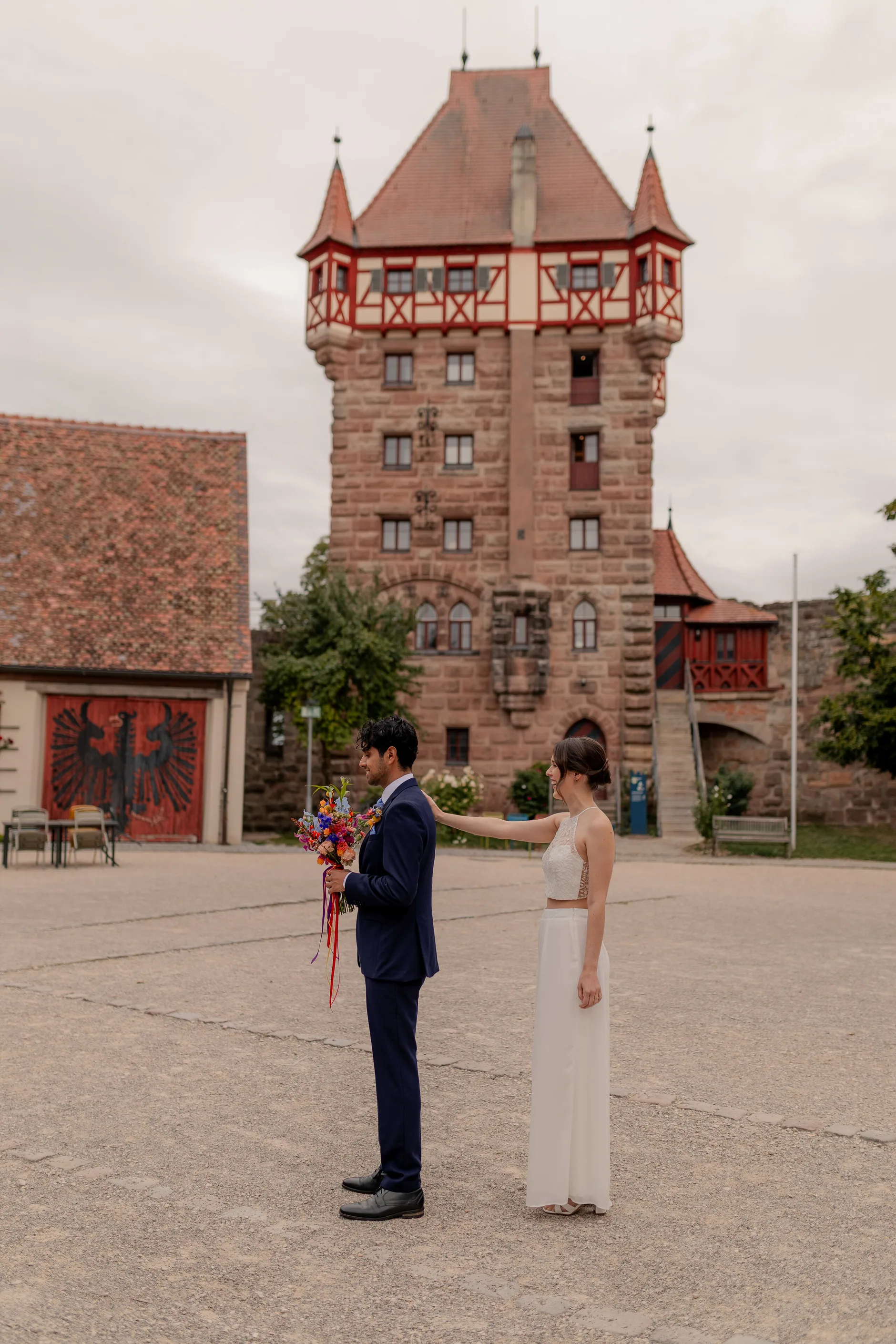 Wedding couple Selina and Manuel in the castle courtyard of Burg Abenberg Bavaria