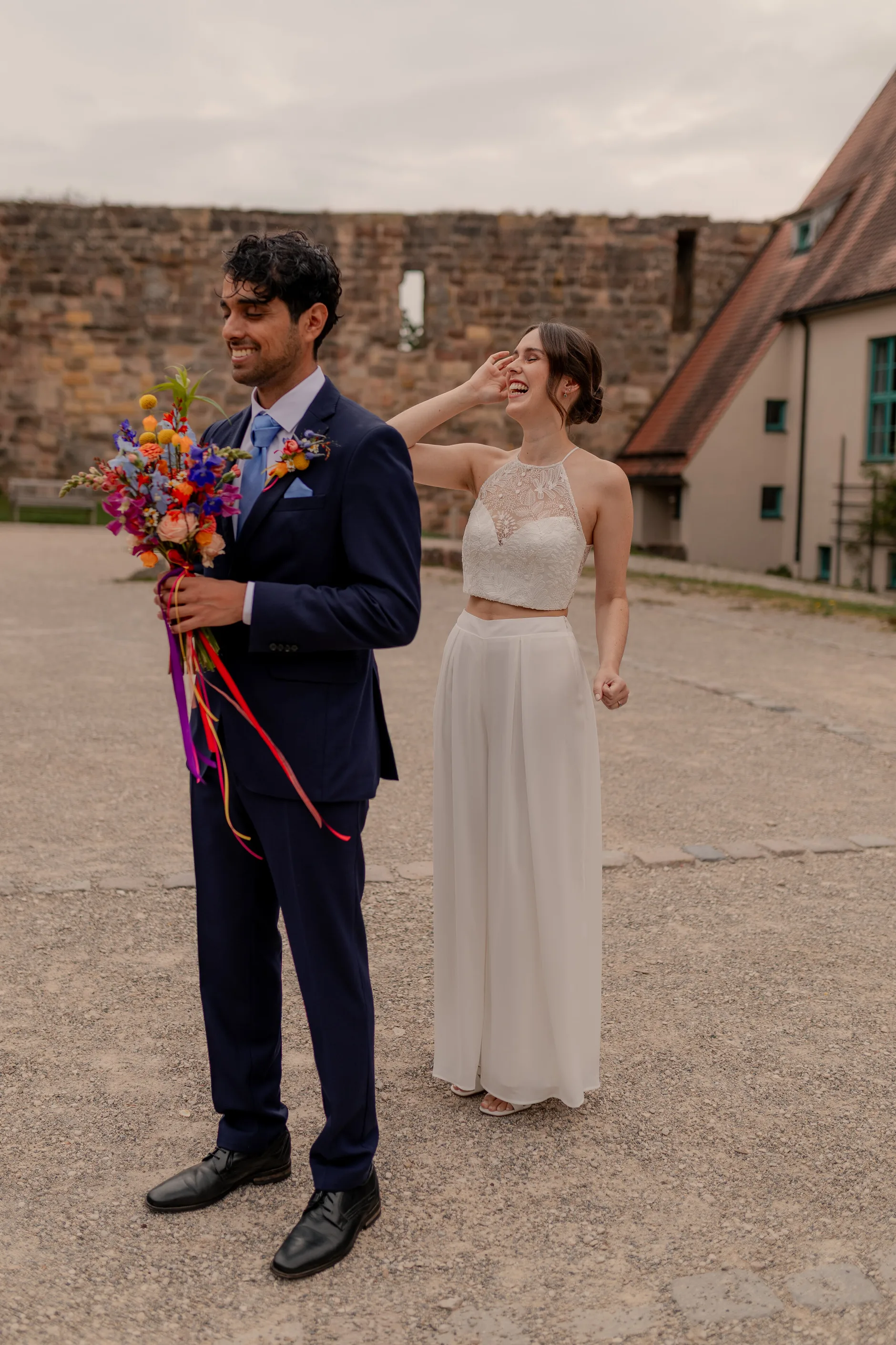Selina and Manuel – couple portrait in the courtyard of Burg Abenberg castle Bavaria