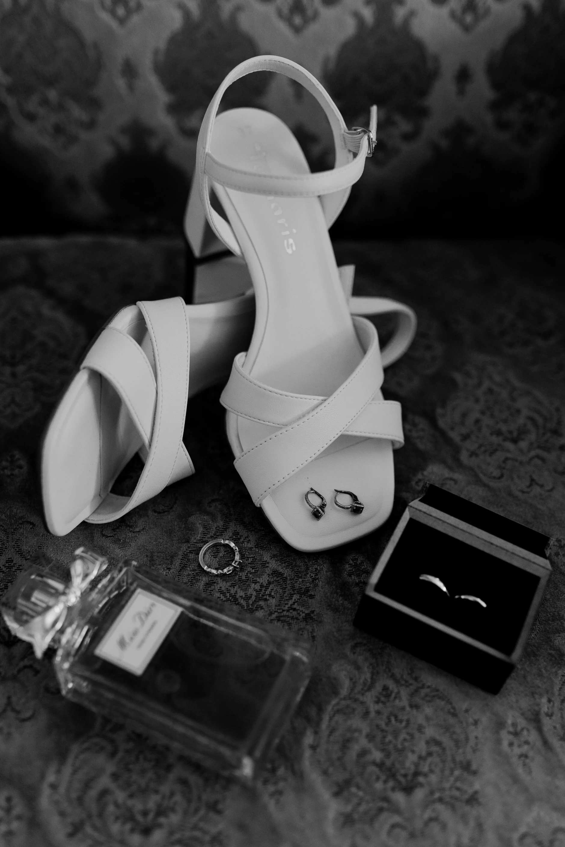 Selina and Manuel first look in front of Burg Abenberg castle Bavaria