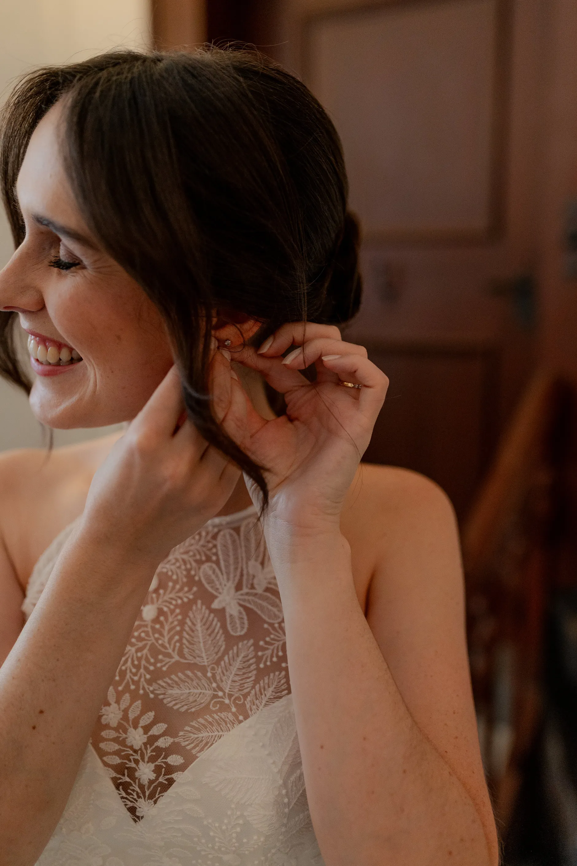 Bride in wedding gown from behind – Selina at Burg Abenberg castle Bavaria