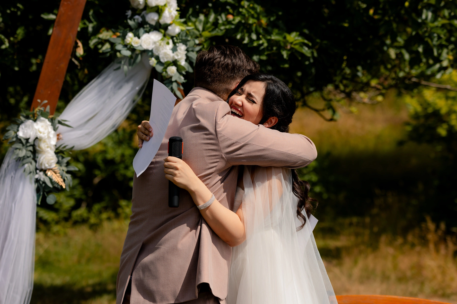 Emma and Julien – Dancing with soap bubbles in front of half-timbered houses in Strasbourg