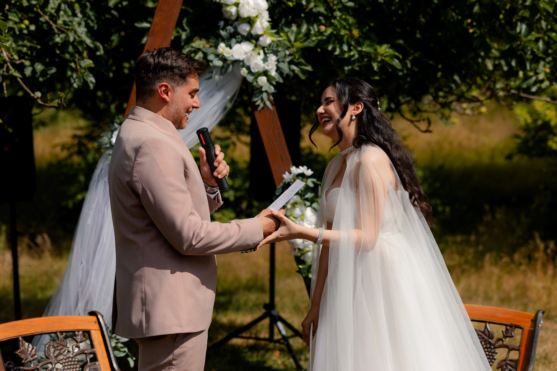 Emma and Julien – Kiss with bridal bouquet in front of Strasbourg Cathedral