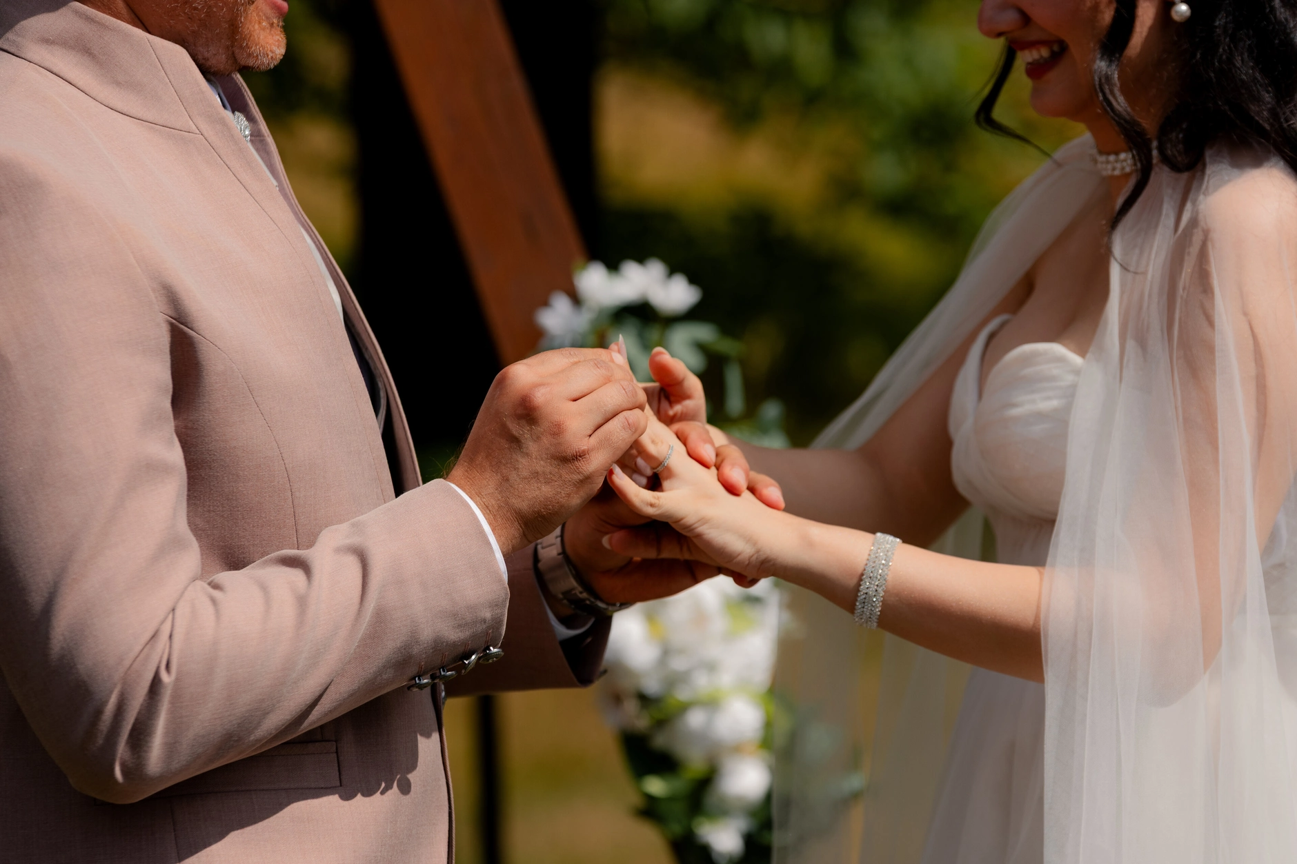 Emma and Julien – Wedding photos in front of Notre-Dame de Strasbourg Cathedral