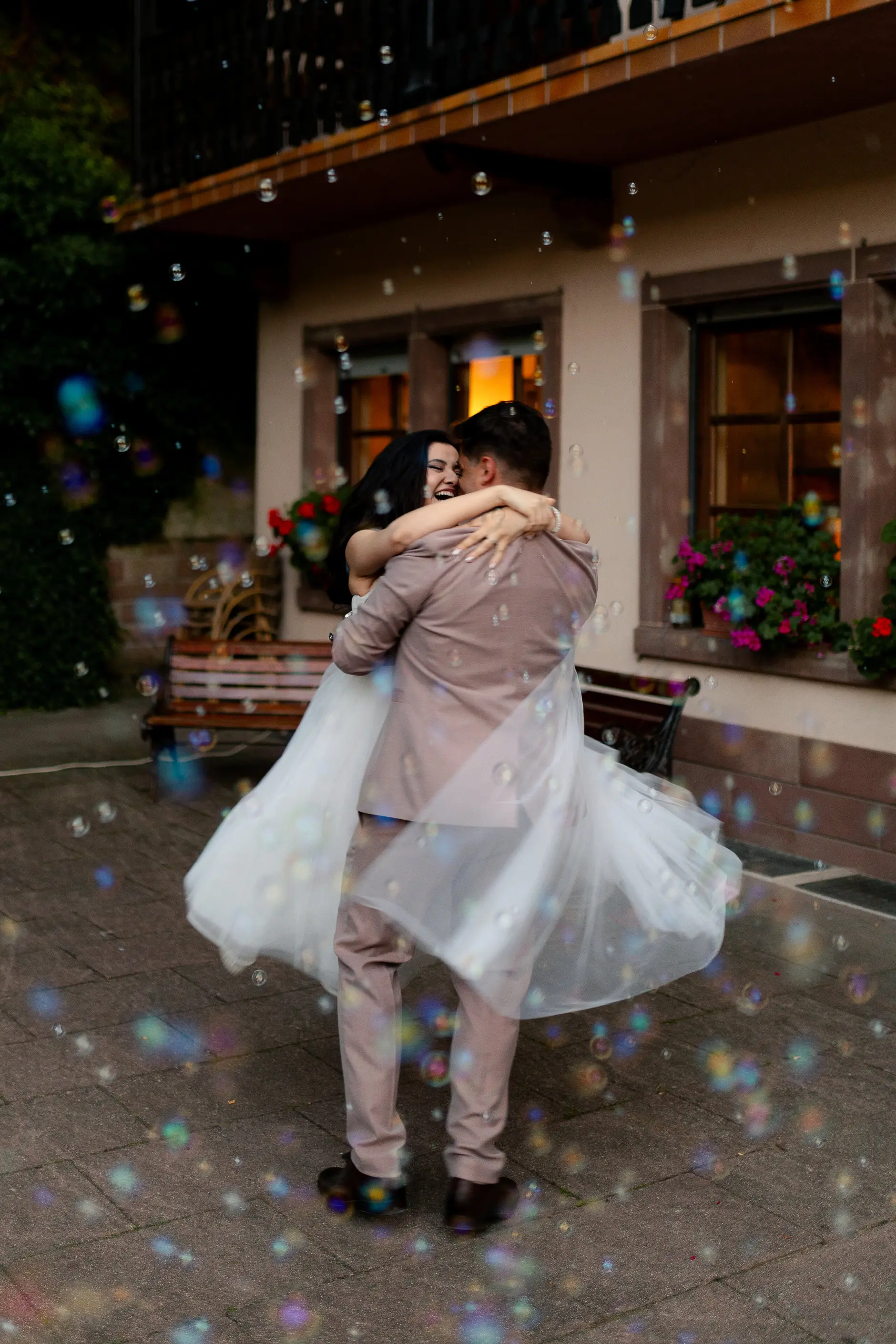 Emma and Julien – Wedding portraits in the Strasbourg old town