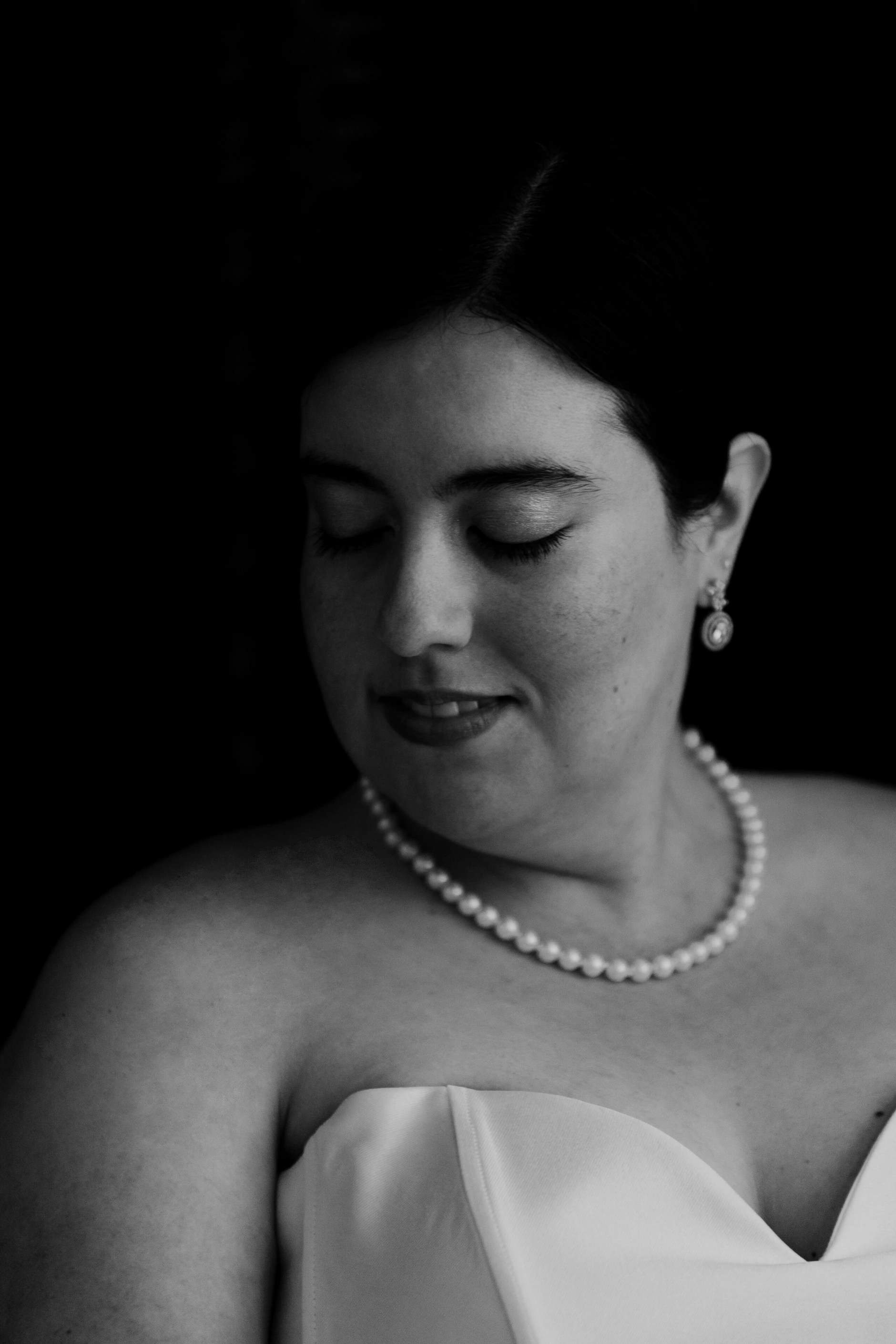 Gaby and Vitesh – Bride with pearl jewelry, black-and-white portrait, Standesamt Ranshofen