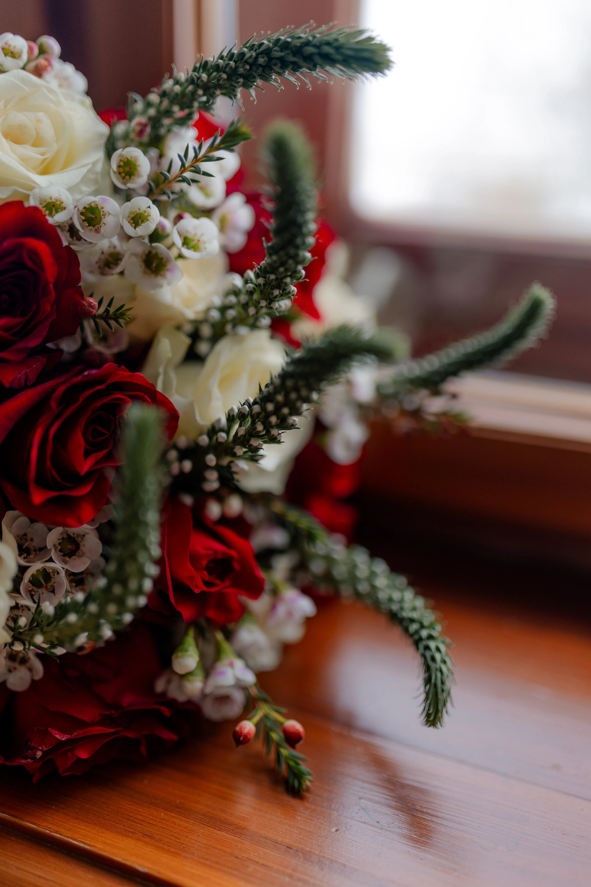 Gaby and Vitesh – Red floral arrangement wedding detail in Ranshofen