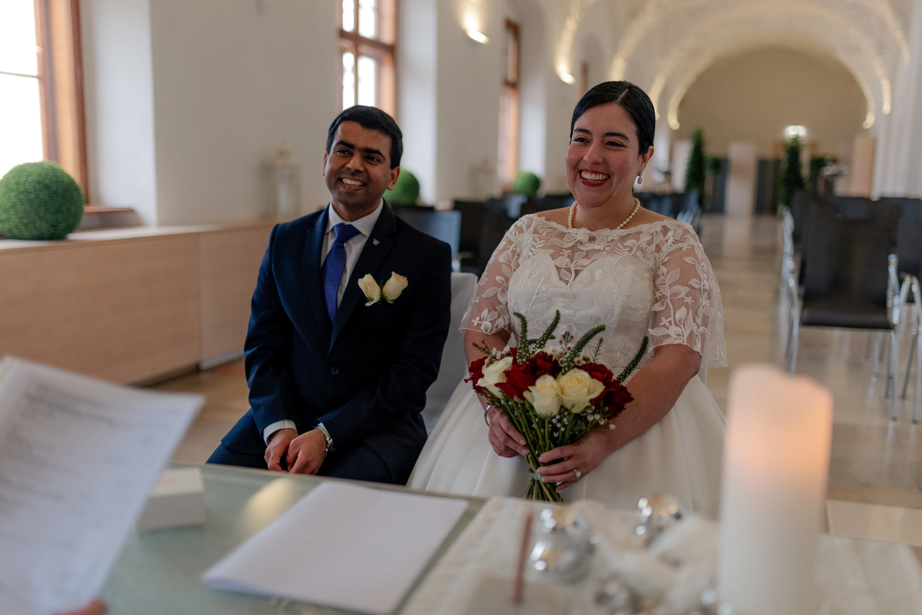 Gaby and Vitesh – Bride with red and white bridal bouquet in Ranshofen